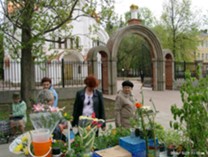 У входа в Храм