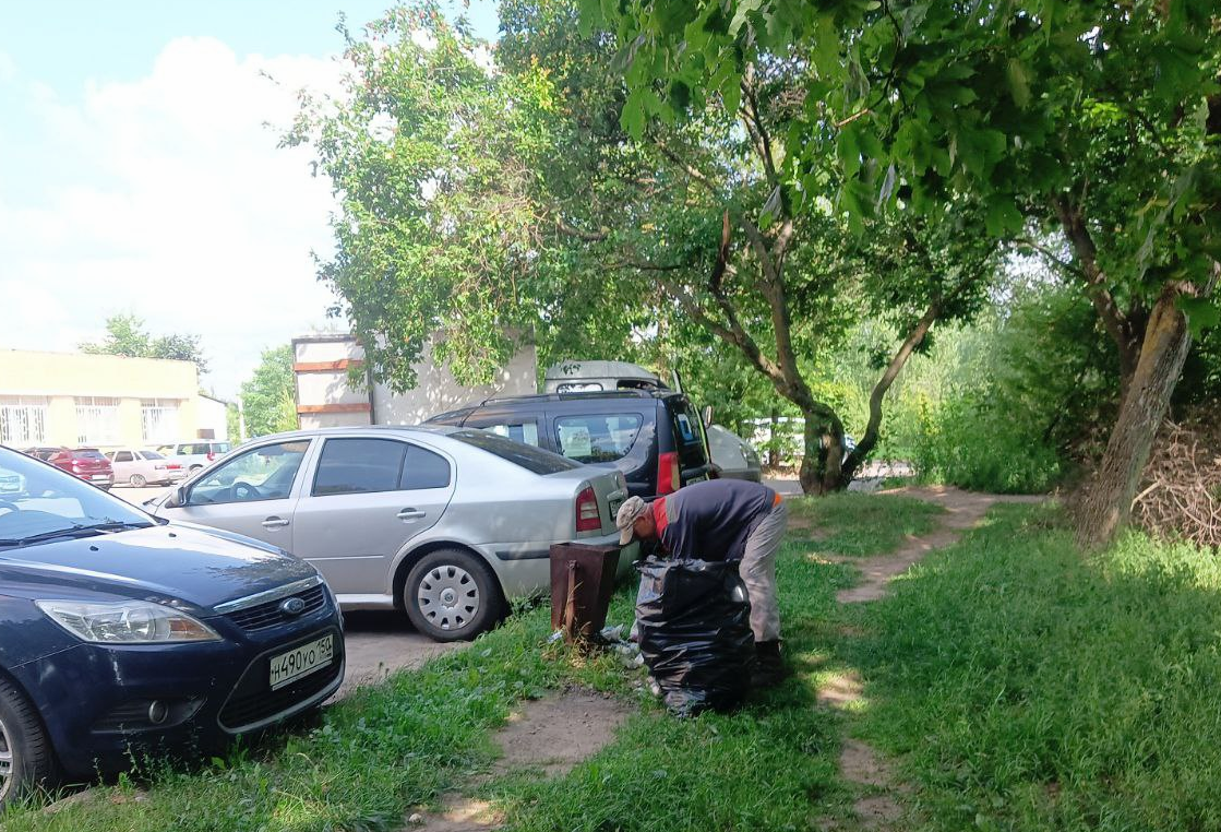 Заместитель главы городского округа Фрязино Юлия Шувалова вместе с депутатом Совета депутатов Алексеем Коночевым провели выездную проверку содержания территории на Окружном проезде возле домов 4, 6 и 10
