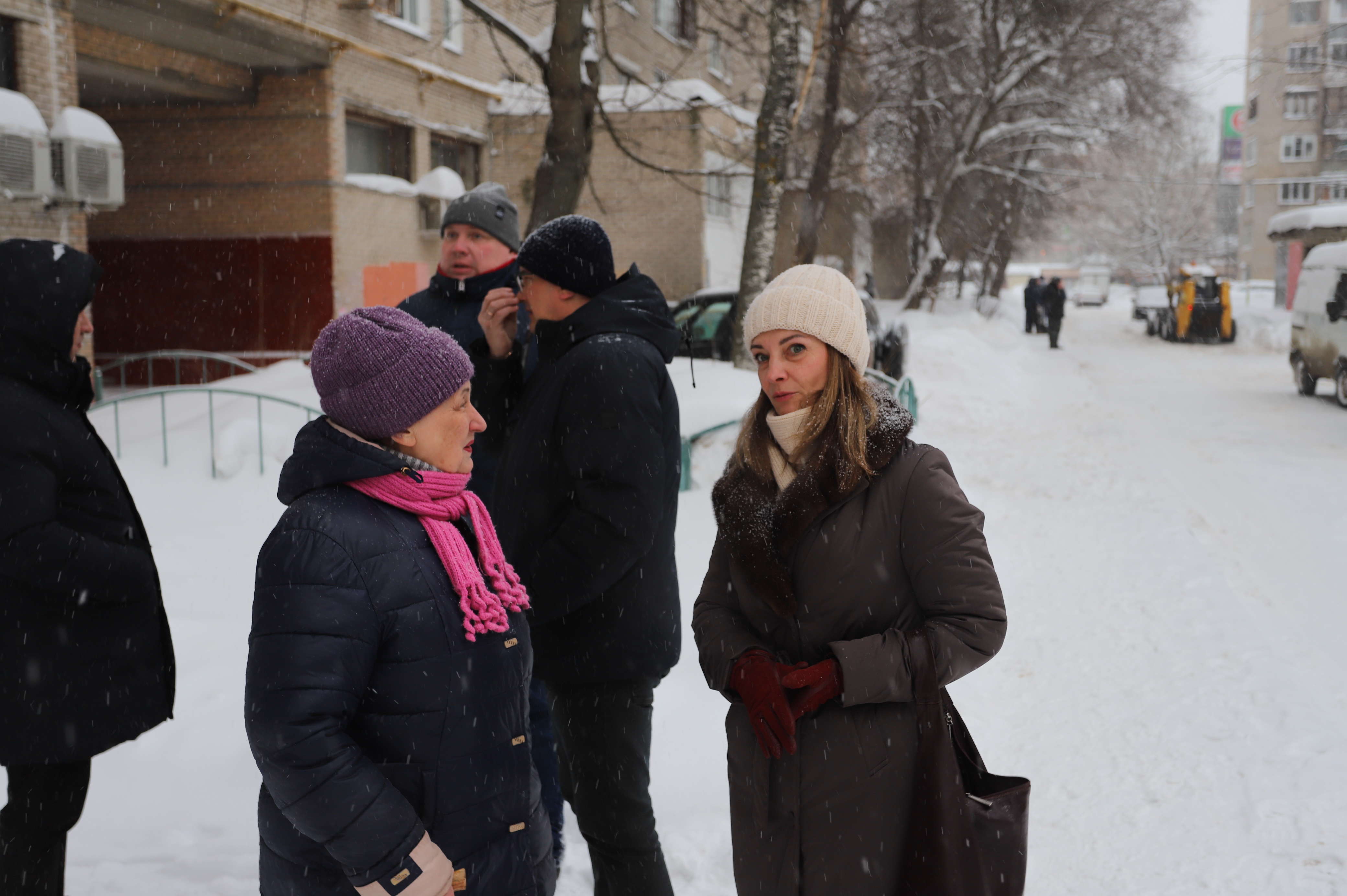 Заместитель главы городского округа Фрязино Виктория Оганезова и заместитель председателя Совета депутатов Елена Романова встретились с жителями дома №8 по проспекту Мира