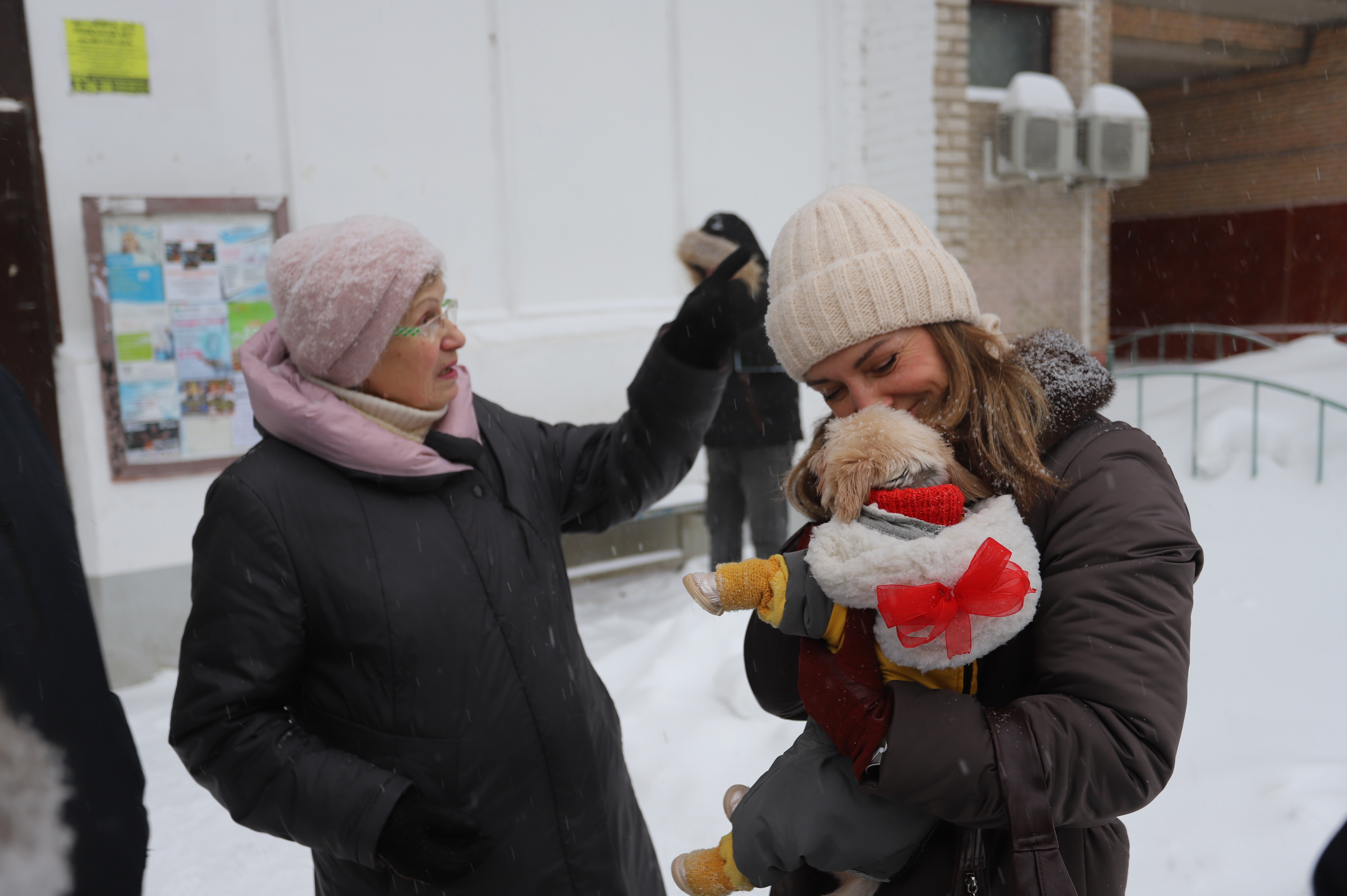 Заместитель главы городского округа Фрязино Виктория Оганезова и заместитель председателя Совета депутатов Елена Романова встретились с жителями дома №8 по проспекту Мира