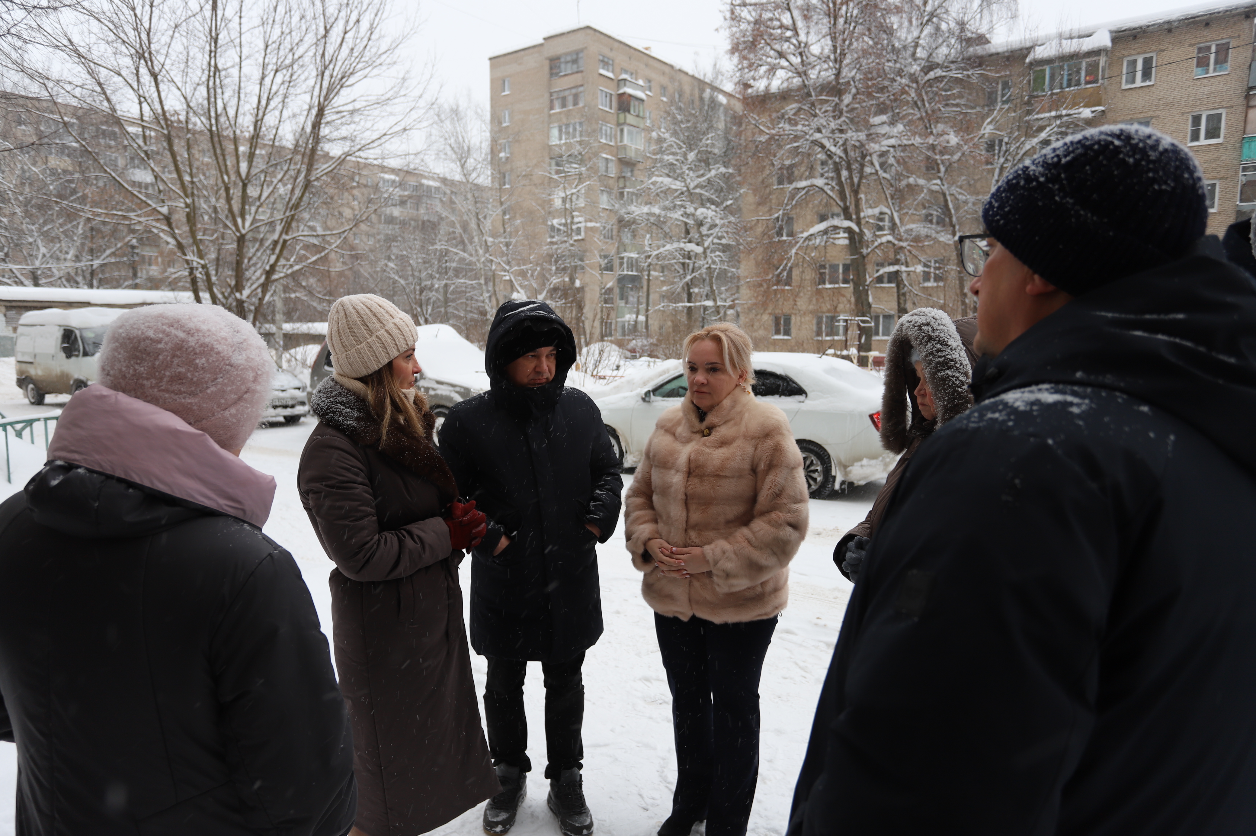 Заместитель главы городского округа Фрязино Виктория Оганезова и заместитель председателя Совета депутатов Елена Романова встретились с жителями дома №8 по проспекту Мира