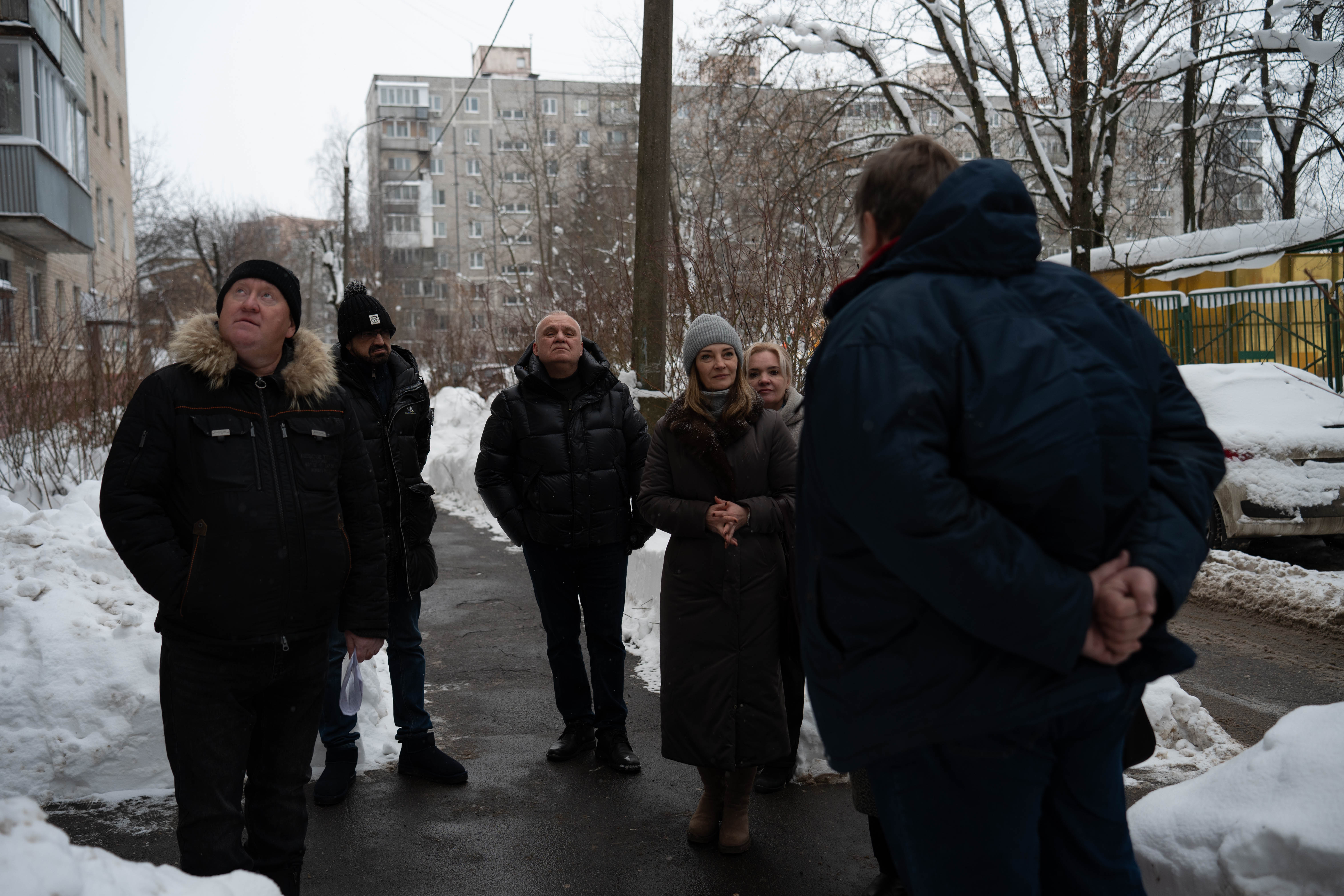 Поводом для проведения выезда на место послужили обращения жителей данного дома, касающиеся проведения капитального ремонта кровли. В обсуждении приняли участие представители подрядной организации, выполнявшей работы, а также депутаты Совета депутатов г.о. Фрязино от фракции &laquo;Единая Россия&raquo;. В ходе диалога жителям были даны исчерпывающие ответы на все интересующие их вопросы, касающиеся объёма, сроков и качества выполненных работ. Администрация городского округа Фрязино напоминает, что открытый диалог с жителями и оперативное реагирование на обращения являются приоритетом в работе. Подобные выездные встречи позволяют на месте оценить ситуацию и принять необходимые решения.