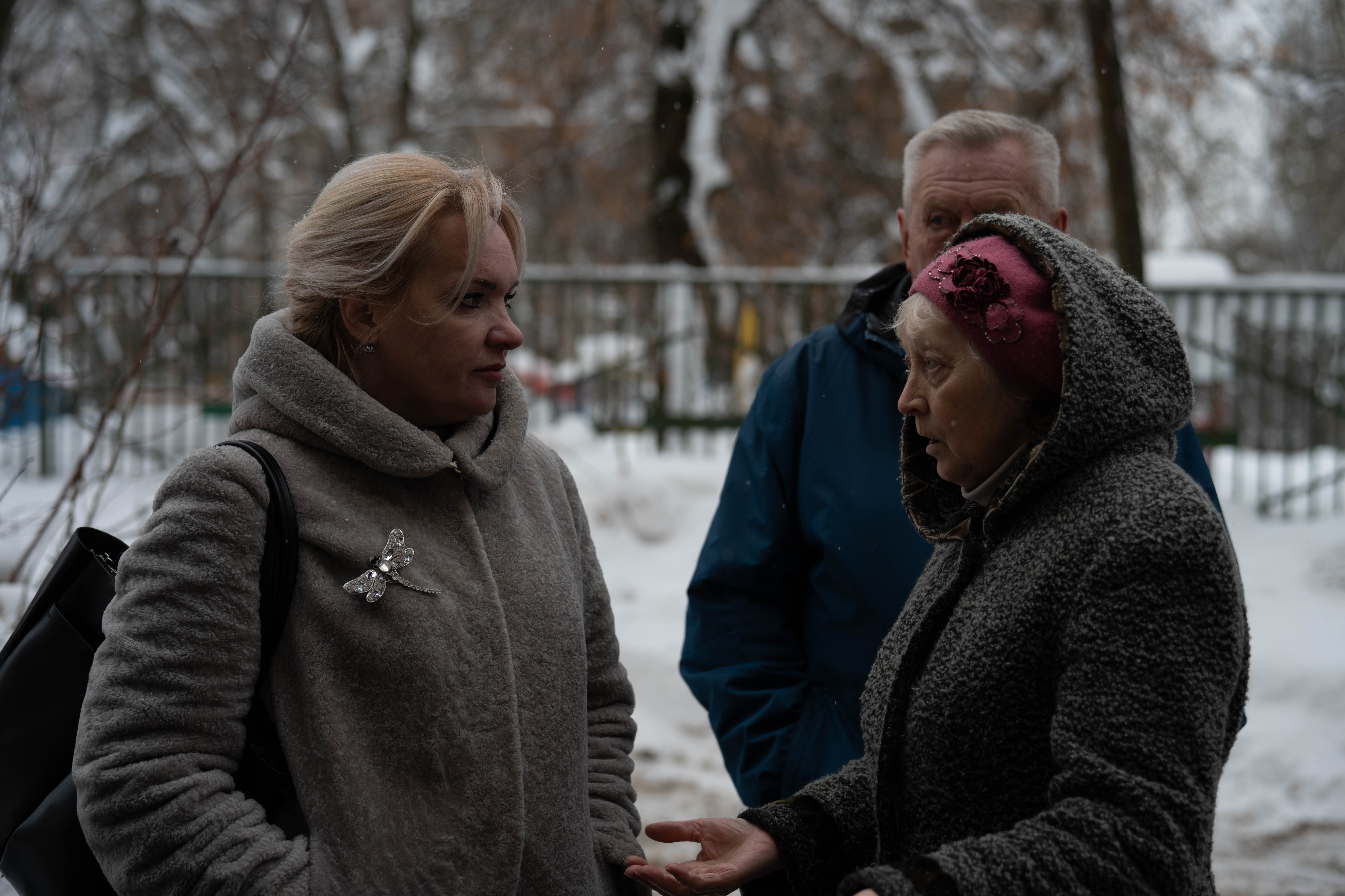 Поводом для проведения выезда на место послужили обращения жителей данного дома, касающиеся проведения капитального ремонта кровли. В обсуждении приняли участие представители подрядной организации, выполнявшей работы, а также депутаты Совета депутатов г.о. Фрязино от фракции &laquo;Единая Россия&raquo;. В ходе диалога жителям были даны исчерпывающие ответы на все интересующие их вопросы, касающиеся объёма, сроков и качества выполненных работ. Администрация городского округа Фрязино напоминает, что открытый диалог с жителями и оперативное реагирование на обращения являются приоритетом в работе. Подобные выездные встречи позволяют на месте оценить ситуацию и принять необходимые решения.