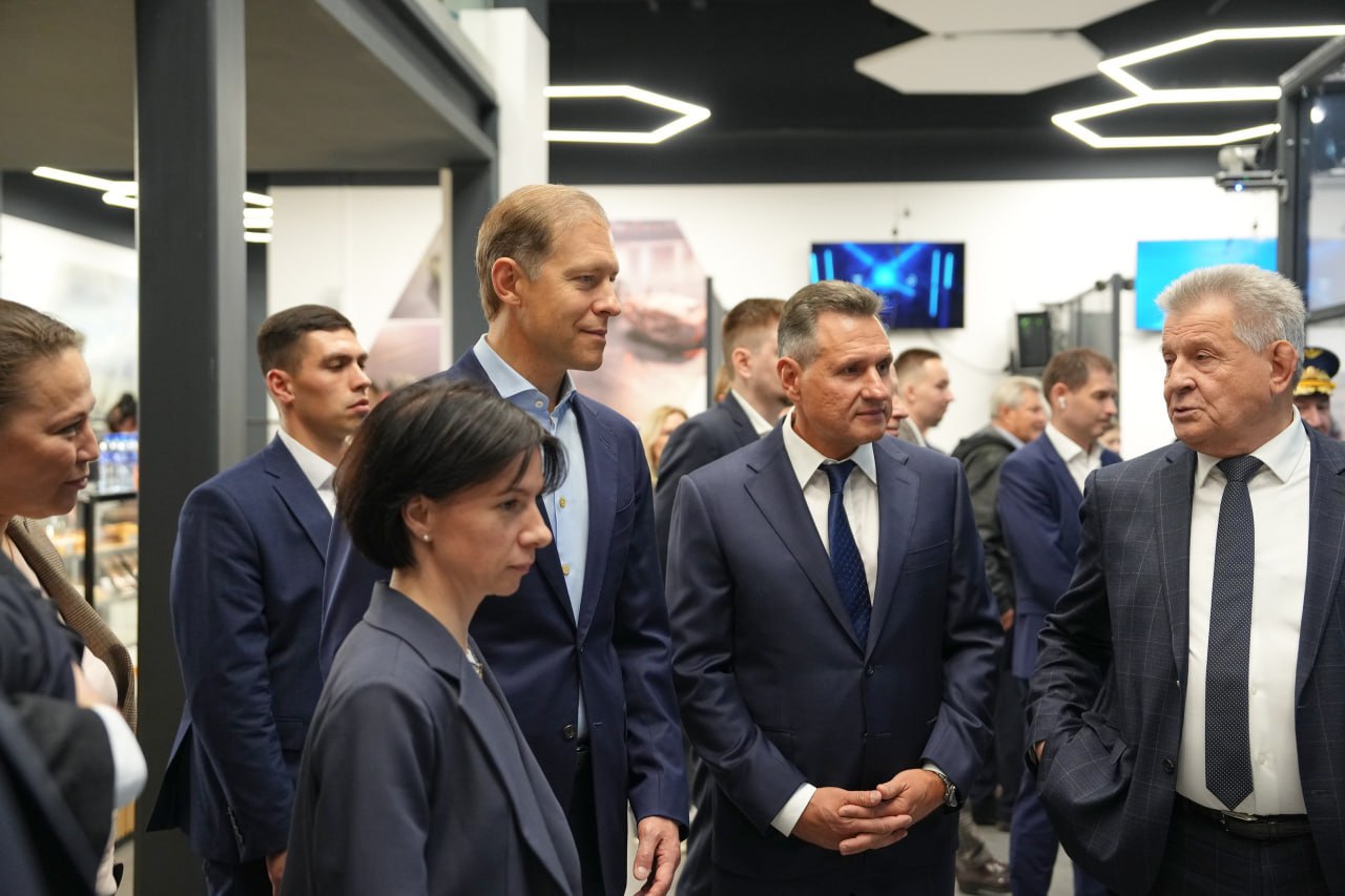 Новый технопарк и передовые лазерные разработки: Денис Мантуров посетил предприятия Московской области