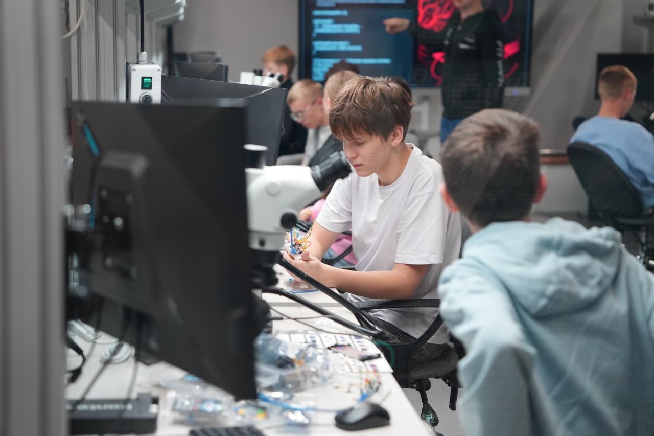 Вместе с первым вице-премьером Денисом Мантуровым посетили высокотехнологичные производственные площадки в нашем наукограде Фрязино