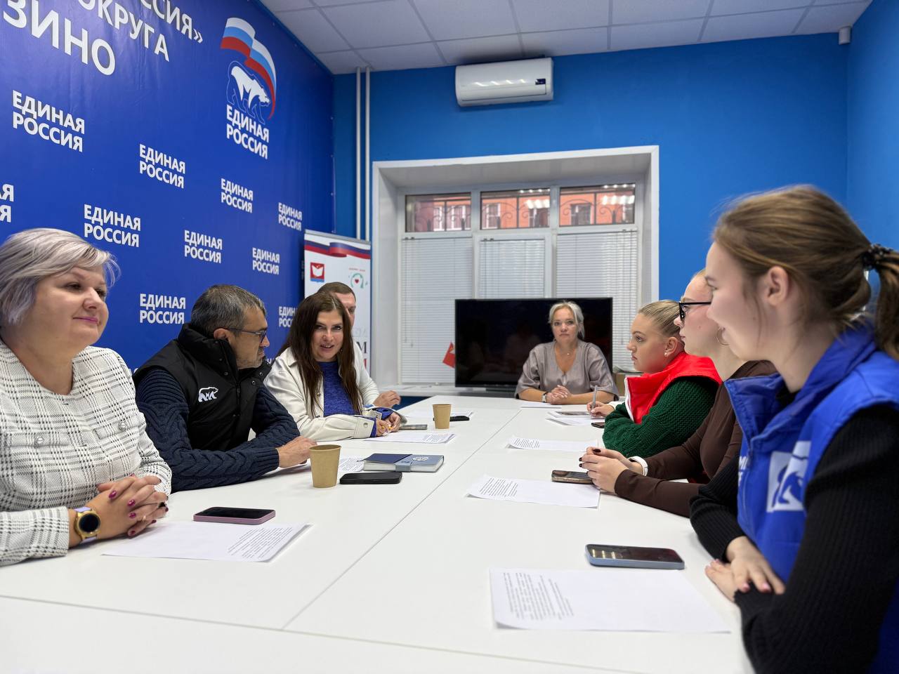 Члены фрязинского отделения партии «Единая Россия» и сторонники организовали заседание Дискуссионного клуба на тему «Развитие некоммерческого сектора в России»