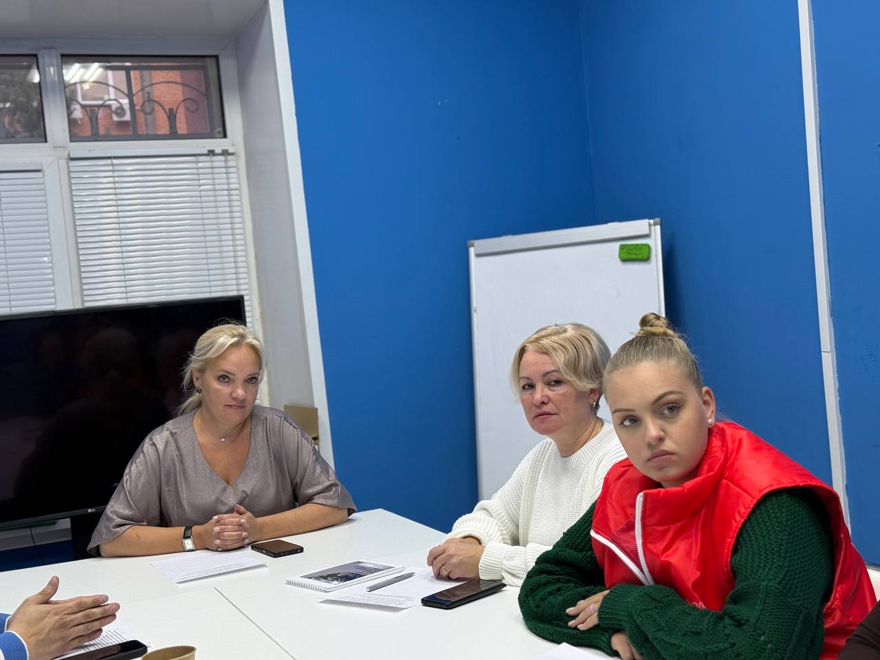 Члены фрязинского отделения партии «Единая Россия» и сторонники организовали заседание Дискуссионного клуба на тему «Развитие некоммерческого сектора в России»