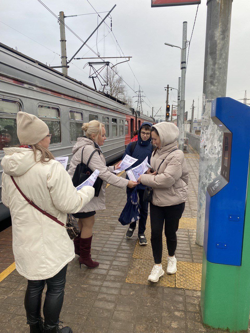 Сотрудники администрации городского округа Фрязино совместно с депутатами Совета депутатов Еленой Романовой и Алексеем Коночевым провели важную акцию «Сохрани себе жизнь». 