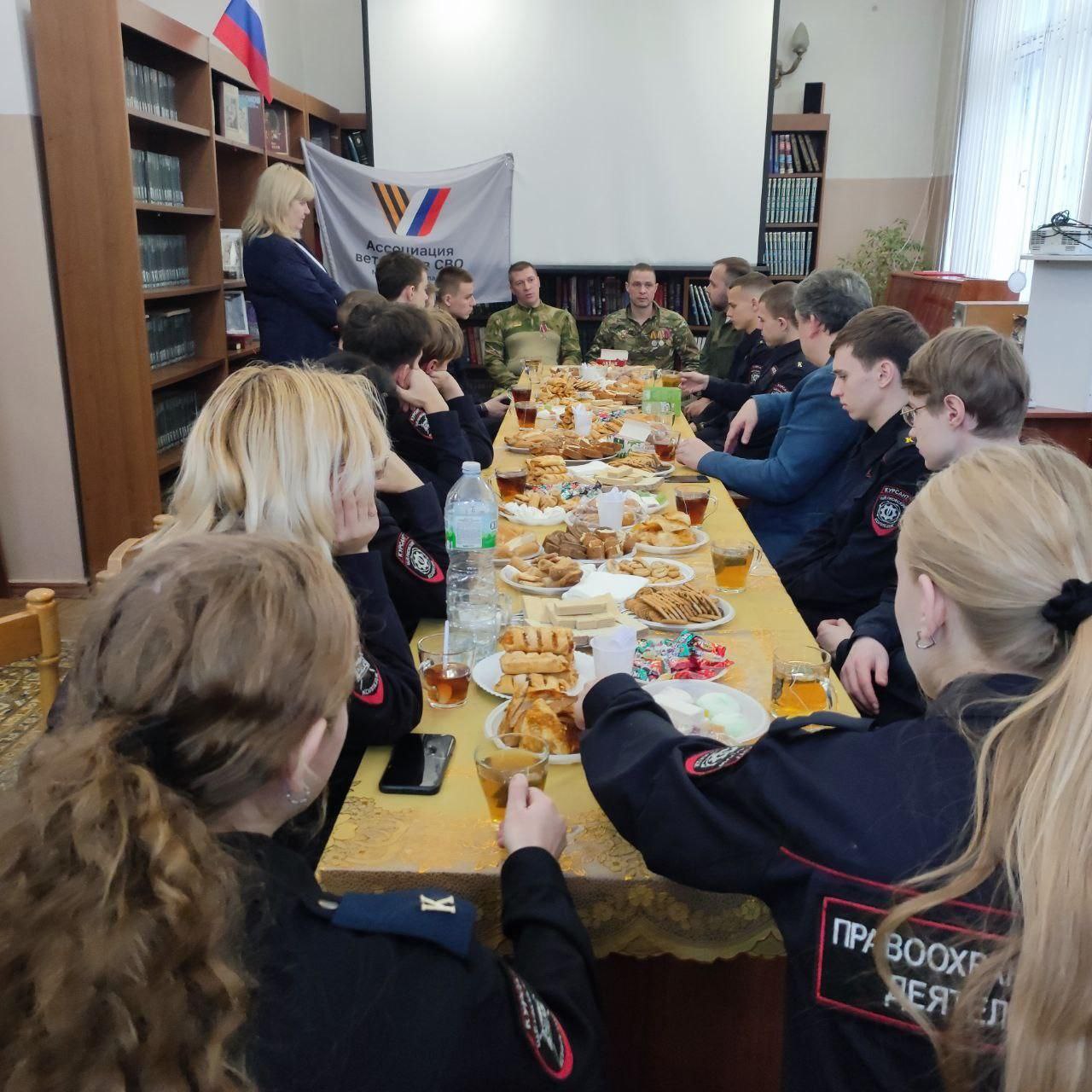 В Центральной библиотеке г.о. Фрязино состоялась встреча студентов с ветеранами СВО