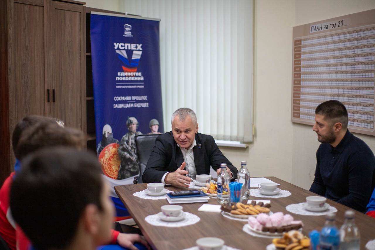 Глава городского округа Фрязино Дмитрий Воробьев провел встречу с нашим прославленным тренером по дзюдо Нареком Даниеляном и его воспитанниками, которые заслуженно занимают свои места в сборной Московской области, а также России!