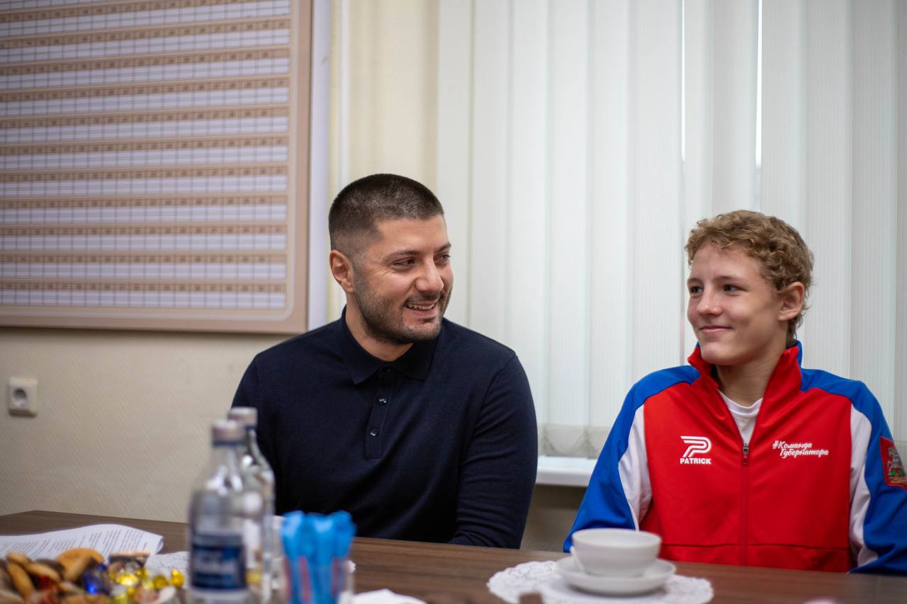 Глава городского округа Фрязино Дмитрий Воробьев провел встречу с нашим прославленным тренером по дзюдо Нареком Даниеляном и его воспитанниками, которые заслуженно занимают свои места в сборной Московской области, а также России!