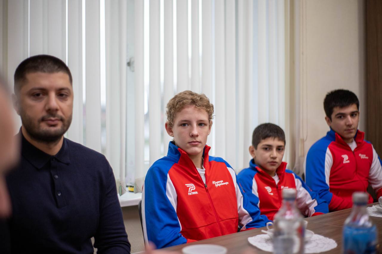 Глава городского округа Фрязино Дмитрий Воробьев провел встречу с нашим прославленным тренером по дзюдо Нареком Даниеляном и его воспитанниками, которые заслуженно занимают свои места в сборной Московской области, а также России!