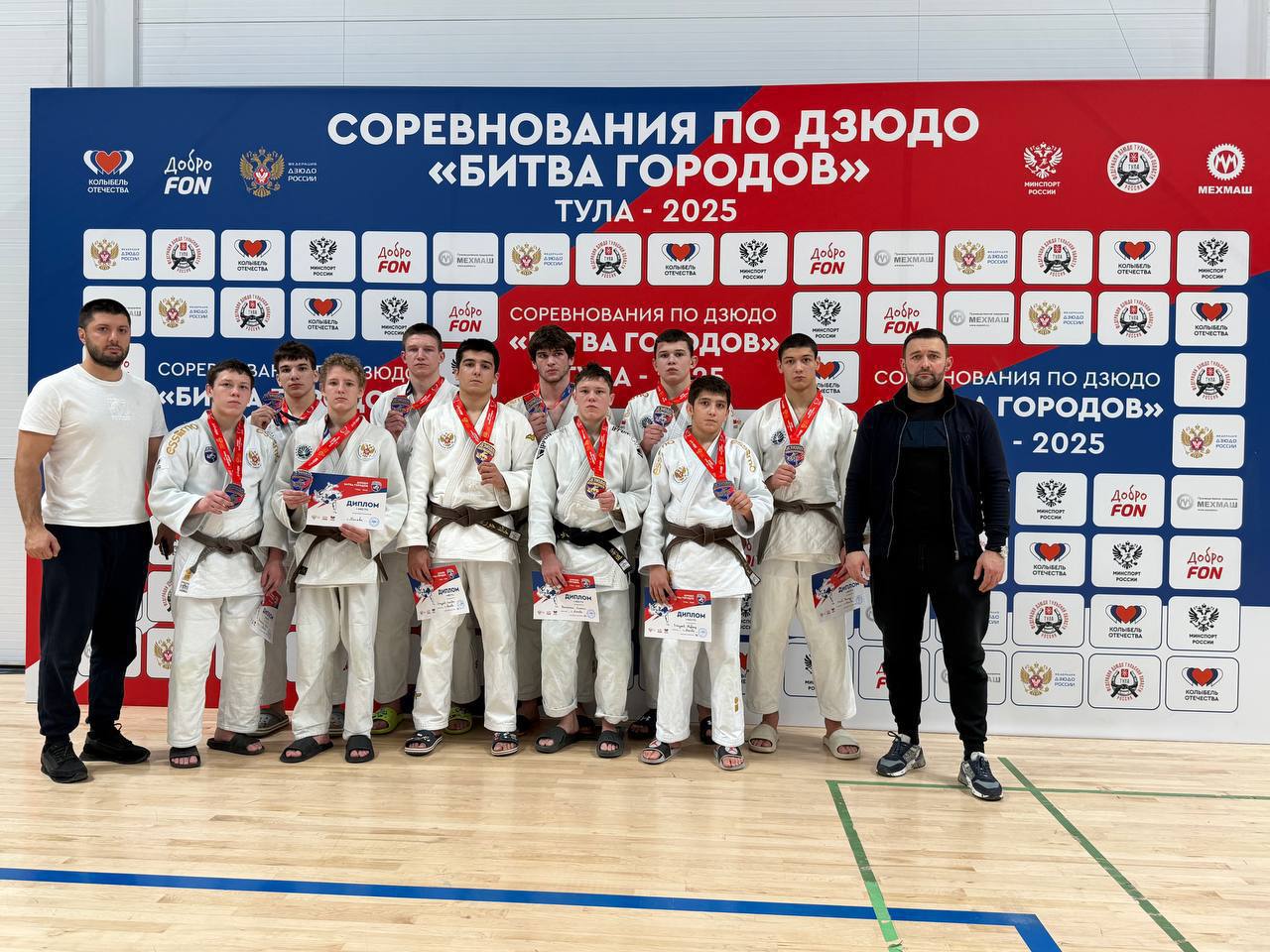 Глава городского округа Фрязино Дмитрий Воробьев провел встречу с нашим прославленным тренером по дзюдо Нареком Даниеляном и его воспитанниками, которые заслуженно занимают свои места в сборной Московской области, а также России!