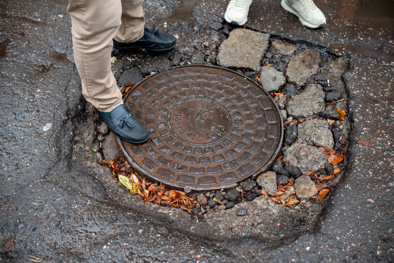 Начальник управления благоустройства, дорожного хозяйства и транспорта городского округа Фрязино Павел Никишкин, совместно с депутатом Совета депутатов Сергеем Заком в рамках срочной выездной администрации провел обследование колодца у дома №7 по ул. Октябрьской