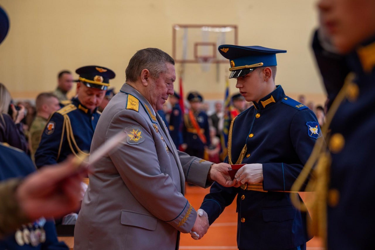 Воспитанники школы-интерната с первоначальной летной подготовкой имени А.И. Покрышкина приняли торжественную присягу