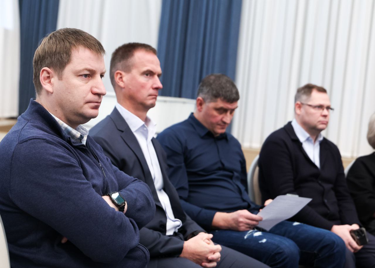 В Правительстве Московской области состоялась масштабная стратегическая сессия «Вызовы и антикризисные приоритеты в сфере ЖКХ: от диагностики к действию». В мероприятии приняли участие около 200 руководителей ресурсоснабжающих организаций и заместителей глав муниципальных образований по ЖКХ. Городской округ Фрязино на сессии представила заместитель главы администрации Виктория Оганезова. Сессию открыл вице-губернатор Московской области Владислав Мурашов, который обозначил ключевые приоритеты развития отрасли: «Проекты по модернизации ресурсоснабжающих организаций приоритетны для региона. Мособлводоканал в ближайшие 3 месяца станет пилотной площадкой для внедрения новых практик. Особое внимание уделяем совершенствованию тарифной политики РСО — работаем над сбалансированными решениями, которые обеспечат финансовую устойчивость организаций и сохранят доступность услуг для жителей». Министр жилищно-коммунального хозяйства Московской области Кирилл Григорьев в своем выступлении подчеркнул: «Сегодня кадровая отрасль ЖКХ — это ключевой объект трансформаций. Мы внедряем цифровые технологии и клиентоцентричность. Задача — перестраивать подход к учебным процессам таким образом, чтобы выпускники становились универсальными профессионалами ЖКХ». В практической части мероприятия участники, включая представительницу Фрязино Викторию Оганезову, работали в командах над созданием дашбордов по ключевым направлениям: - аварийность и взаимодействие служб - тарифы и финансовая прозрачность - плановый ремонт и подготовка к зиме - работа с населением и обратная связь - долги и платежная дисциплина - кадры и современные компетенции Стратегическая сессия дала старт программе обучения «Антикризисное управление в сфере городского хозяйства» для управленцев в ЖКХ, которое продлится до конца декабря. Участие в таких мероприятиях позволяет муниципальным образованиям активно включаться в процесс преобразований в жилищно-коммунальной сфере региона.