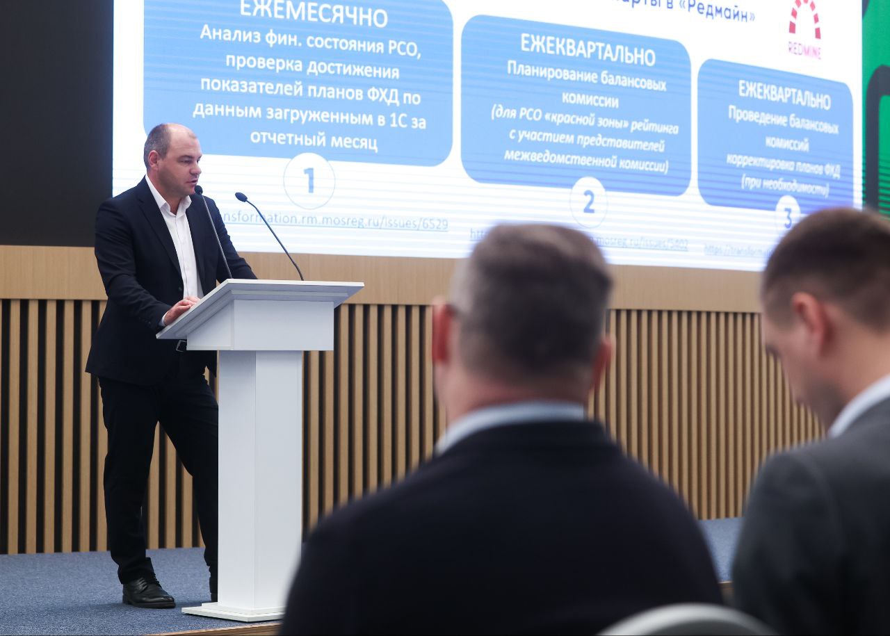 В Правительстве Московской области состоялась масштабная стратегическая сессия «Вызовы и антикризисные приоритеты в сфере ЖКХ: от диагностики к действию». В мероприятии приняли участие около 200 руководителей ресурсоснабжающих организаций и заместителей глав муниципальных образований по ЖКХ. Городской округ Фрязино на сессии представила заместитель главы администрации Виктория Оганезова. Сессию открыл вице-губернатор Московской области Владислав Мурашов, который обозначил ключевые приоритеты развития отрасли: «Проекты по модернизации ресурсоснабжающих организаций приоритетны для региона. Мособлводоканал в ближайшие 3 месяца станет пилотной площадкой для внедрения новых практик. Особое внимание уделяем совершенствованию тарифной политики РСО — работаем над сбалансированными решениями, которые обеспечат финансовую устойчивость организаций и сохранят доступность услуг для жителей». Министр жилищно-коммунального хозяйства Московской области Кирилл Григорьев в своем выступлении подчеркнул: «Сегодня кадровая отрасль ЖКХ — это ключевой объект трансформаций. Мы внедряем цифровые технологии и клиентоцентричность. Задача — перестраивать подход к учебным процессам таким образом, чтобы выпускники становились универсальными профессионалами ЖКХ». В практической части мероприятия участники, включая представительницу Фрязино Викторию Оганезову, работали в командах над созданием дашбордов по ключевым направлениям: - аварийность и взаимодействие служб - тарифы и финансовая прозрачность - плановый ремонт и подготовка к зиме - работа с населением и обратная связь - долги и платежная дисциплина - кадры и современные компетенции Стратегическая сессия дала старт программе обучения «Антикризисное управление в сфере городского хозяйства» для управленцев в ЖКХ, которое продлится до конца декабря. Участие в таких мероприятиях позволяет муниципальным образованиям активно включаться в процесс преобразований в жилищно-коммунальной сфере региона.