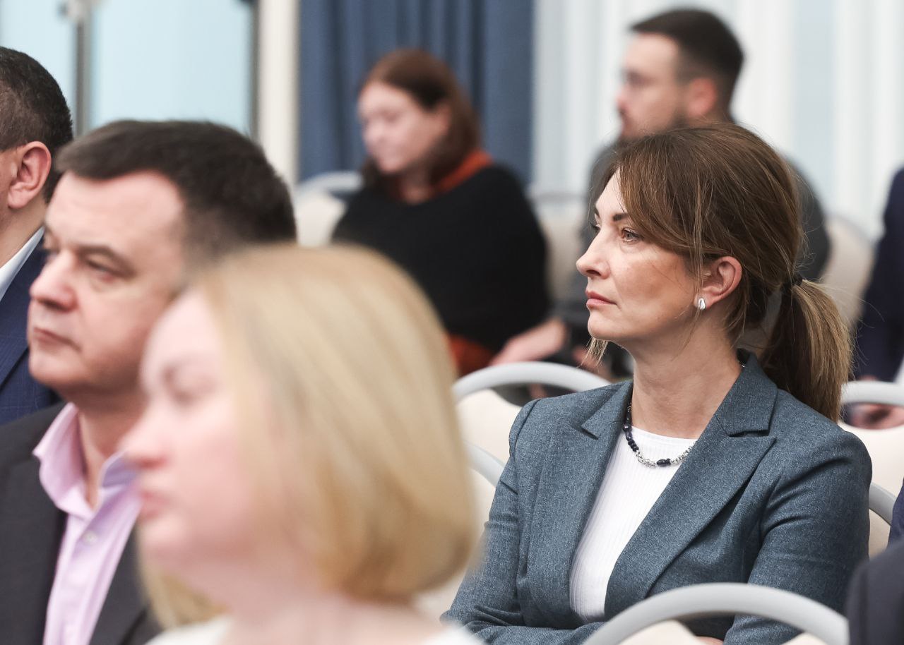 В Правительстве Московской области состоялась масштабная стратегическая сессия «Вызовы и антикризисные приоритеты в сфере ЖКХ: от диагностики к действию». В мероприятии приняли участие около 200 руководителей ресурсоснабжающих организаций и заместителей глав муниципальных образований по ЖКХ. Городской округ Фрязино на сессии представила заместитель главы администрации Виктория Оганезова. Сессию открыл вице-губернатор Московской области Владислав Мурашов, который обозначил ключевые приоритеты развития отрасли: «Проекты по модернизации ресурсоснабжающих организаций приоритетны для региона. Мособлводоканал в ближайшие 3 месяца станет пилотной площадкой для внедрения новых практик. Особое внимание уделяем совершенствованию тарифной политики РСО — работаем над сбалансированными решениями, которые обеспечат финансовую устойчивость организаций и сохранят доступность услуг для жителей». Министр жилищно-коммунального хозяйства Московской области Кирилл Григорьев в своем выступлении подчеркнул: «Сегодня кадровая отрасль ЖКХ — это ключевой объект трансформаций. Мы внедряем цифровые технологии и клиентоцентричность. Задача — перестраивать подход к учебным процессам таким образом, чтобы выпускники становились универсальными профессионалами ЖКХ». В практической части мероприятия участники, включая представительницу Фрязино Викторию Оганезову, работали в командах над созданием дашбордов по ключевым направлениям: - аварийность и взаимодействие служб - тарифы и финансовая прозрачность - плановый ремонт и подготовка к зиме - работа с населением и обратная связь - долги и платежная дисциплина - кадры и современные компетенции Стратегическая сессия дала старт программе обучения «Антикризисное управление в сфере городского хозяйства» для управленцев в ЖКХ, которое продлится до конца декабря. Участие в таких мероприятиях позволяет муниципальным образованиям активно включаться в процесс преобразований в жилищно-коммунальной сфере региона.