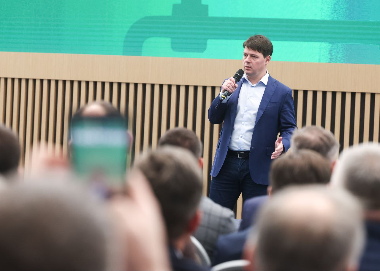 В Правительстве Московской области состоялась масштабная стратегическая сессия «Вызовы и антикризисные приоритеты в сфере ЖКХ: от диагностики к действию». В мероприятии приняли участие около 200 руководителей ресурсоснабжающих организаций и заместителей глав муниципальных образований по ЖКХ. Городской округ Фрязино на сессии представила заместитель главы администрации Виктория Оганезова. Сессию открыл вице-губернатор Московской области Владислав Мурашов, который обозначил ключевые приоритеты развития отрасли: «Проекты по модернизации ресурсоснабжающих организаций приоритетны для региона. Мособлводоканал в ближайшие 3 месяца станет пилотной площадкой для внедрения новых практик. Особое внимание уделяем совершенствованию тарифной политики РСО — работаем над сбалансированными решениями, которые обеспечат финансовую устойчивость организаций и сохранят доступность услуг для жителей». Министр жилищно-коммунального хозяйства Московской области Кирилл Григорьев в своем выступлении подчеркнул: «Сегодня кадровая отрасль ЖКХ — это ключевой объект трансформаций. Мы внедряем цифровые технологии и клиентоцентричность. Задача — перестраивать подход к учебным процессам таким образом, чтобы выпускники становились универсальными профессионалами ЖКХ». В практической части мероприятия участники, включая представительницу Фрязино Викторию Оганезову, работали в командах над созданием дашбордов по ключевым направлениям: - аварийность и взаимодействие служб - тарифы и финансовая прозрачность - плановый ремонт и подготовка к зиме - работа с населением и обратная связь - долги и платежная дисциплина - кадры и современные компетенции Стратегическая сессия дала старт программе обучения «Антикризисное управление в сфере городского хозяйства» для управленцев в ЖКХ, которое продлится до конца декабря. Участие в таких мероприятиях позволяет муниципальным образованиям активно включаться в процесс преобразований в жилищно-коммунальной сфере региона.