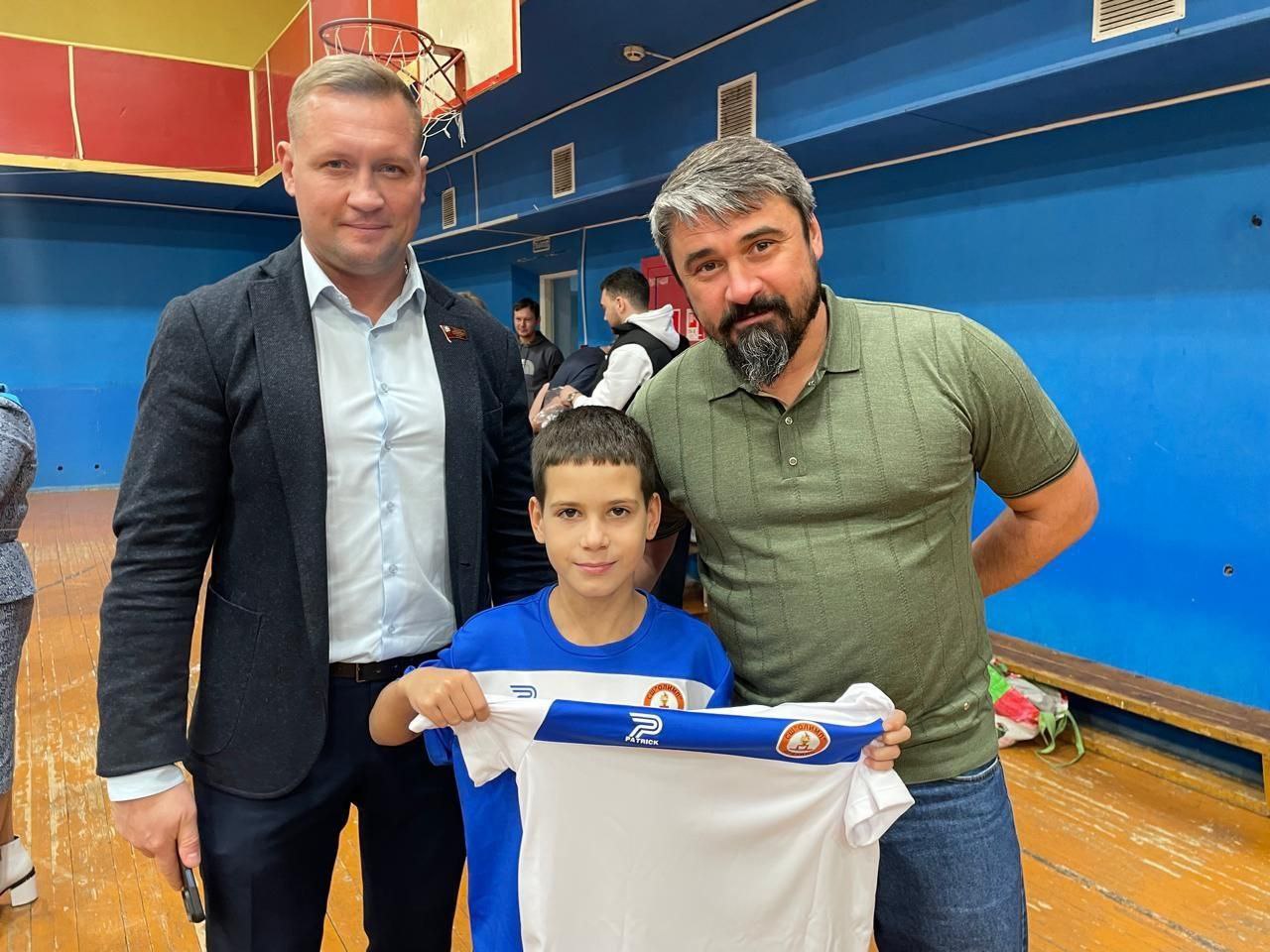 Во Фрязино состоялась торжественная передача спортивной формы юным футболистам