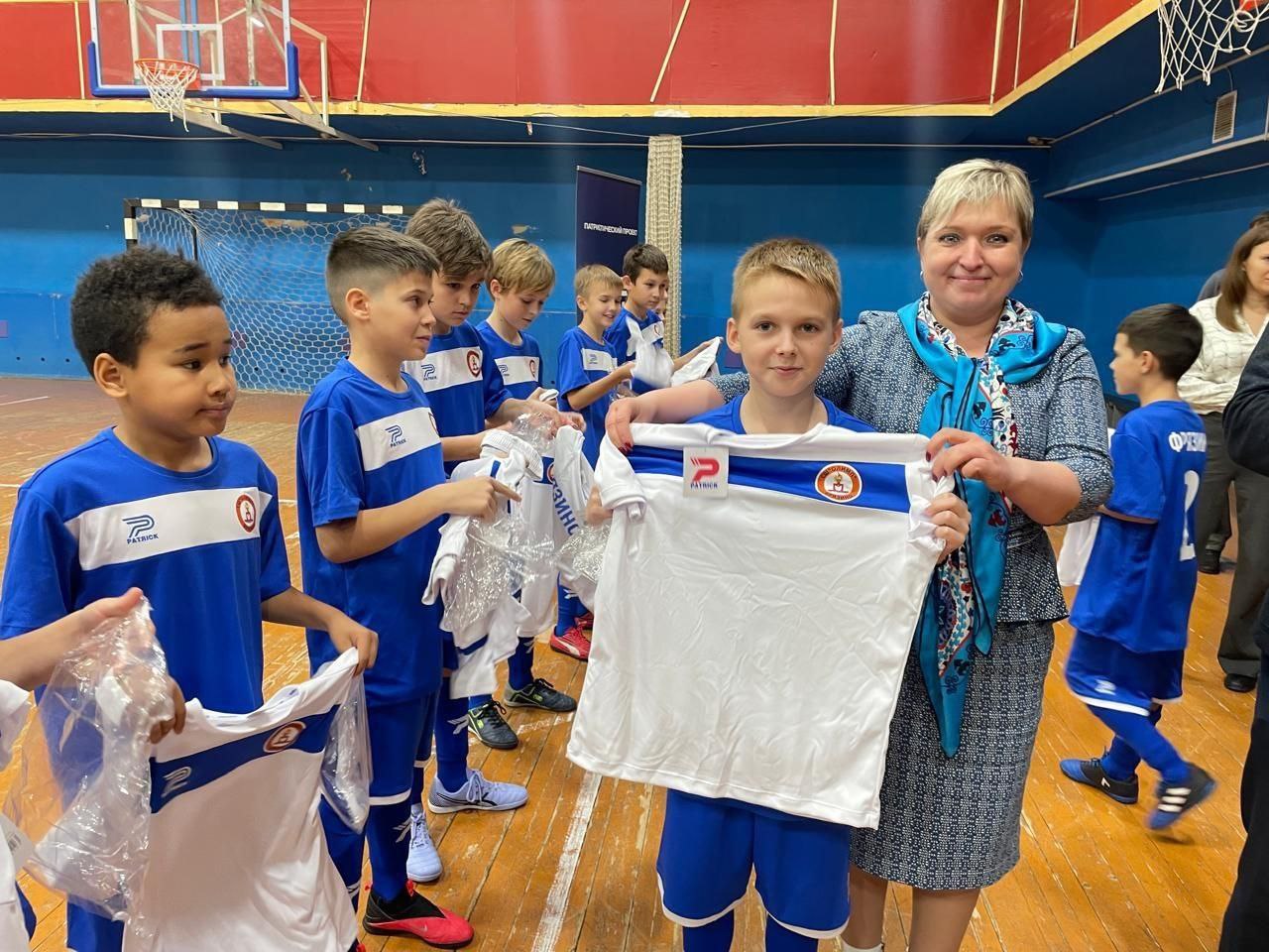 Во Фрязино состоялась торжественная передача спортивной формы юным футболистам