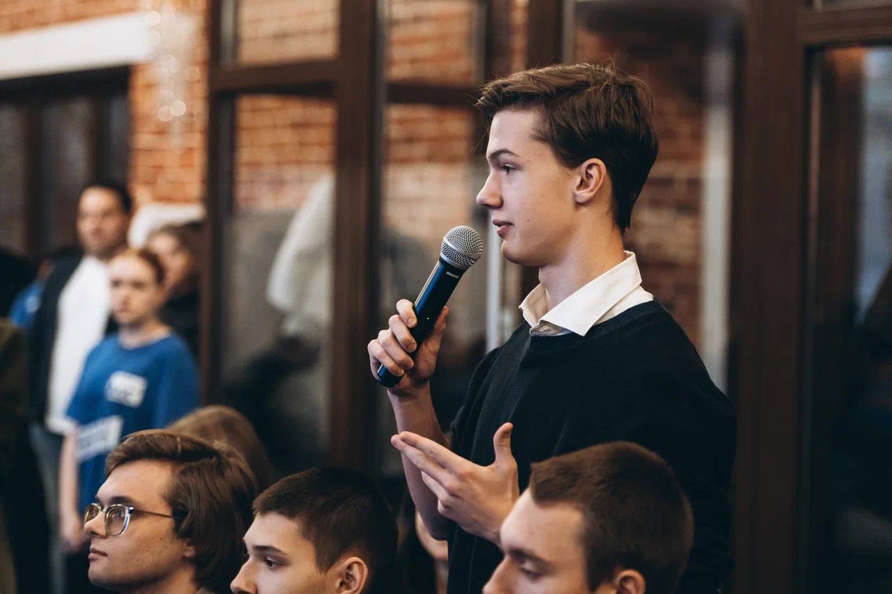 «Молодёжь выбирает — молодёжь меняет» - название форума, который объединил порядка 80 активистов «Молодой Гвардии» из семи городов: Щёлково, Звёздного городка, Фрязино, Лосино-Петровского, Богородского, Черноголовки и Раменского