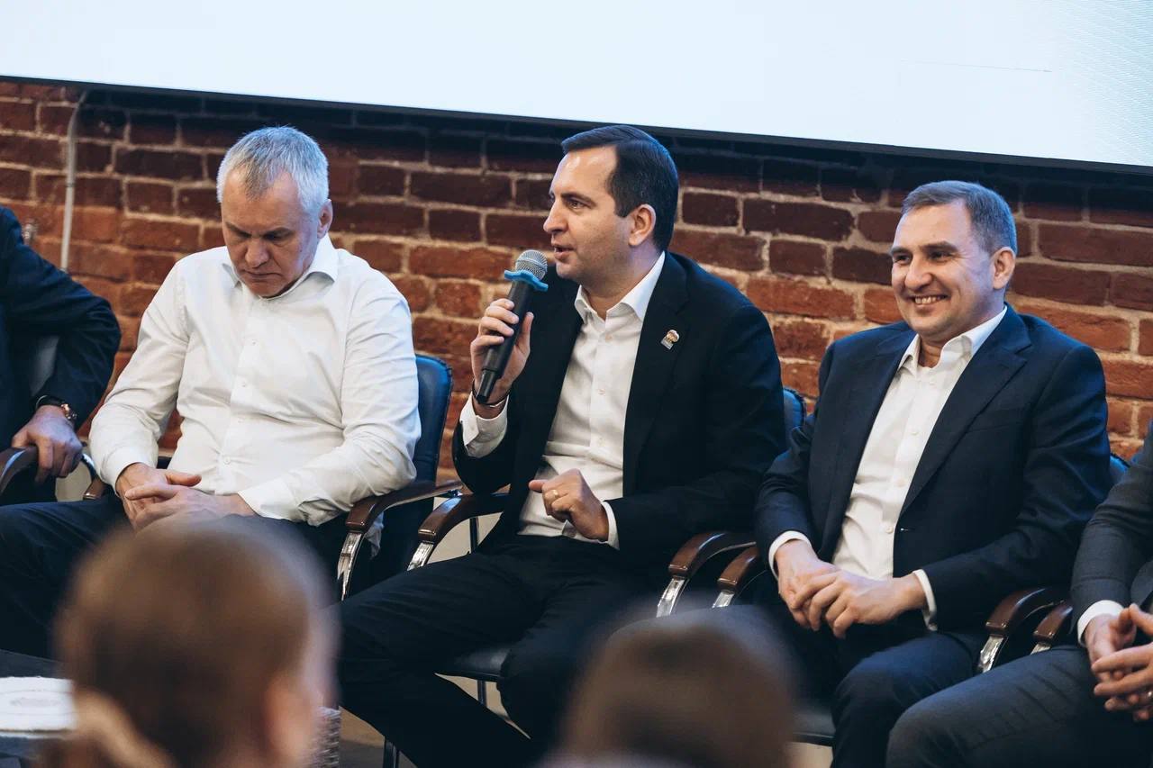 «Молодёжь выбирает — молодёжь меняет» - название форума, который объединил порядка 80 активистов «Молодой Гвардии» из семи городов: Щёлково, Звёздного городка, Фрязино, Лосино-Петровского, Богородского, Черноголовки и Раменского