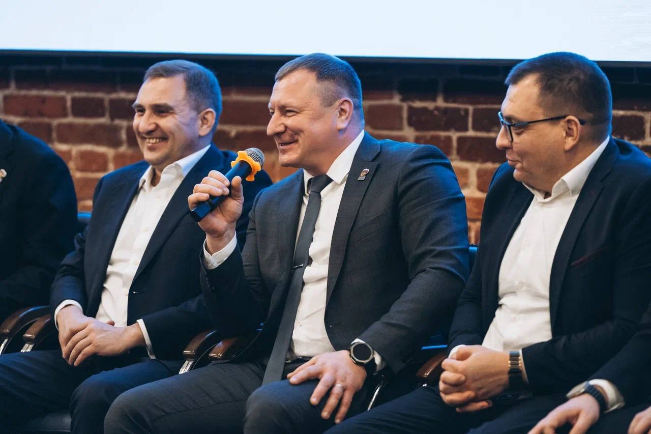 «Молодёжь выбирает — молодёжь меняет» - название форума, который объединил порядка 80 активистов «Молодой Гвардии» из семи городов: Щёлково, Звёздного городка, Фрязино, Лосино-Петровского, Богородского, Черноголовки и Раменского