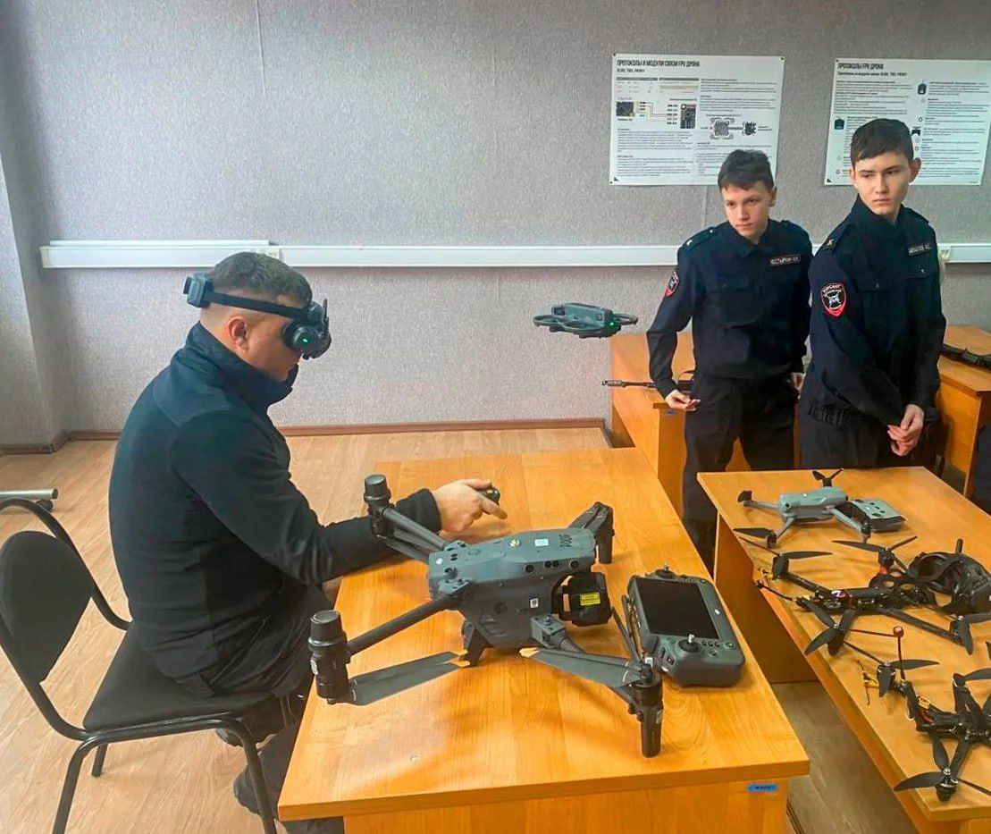 В Подмосковье сотрудники спецподразделения Росгвардии провели экскурсию по подразделению для кадетов