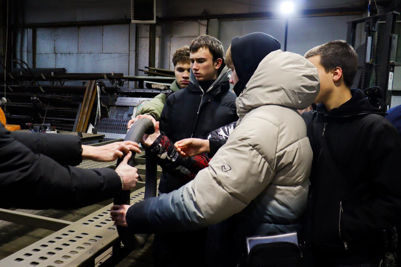 На фрязинских предприятиях «Ф-МоторСпорт» и «Аврора Трейлер» прошла экскурсия для учащихся колледжа