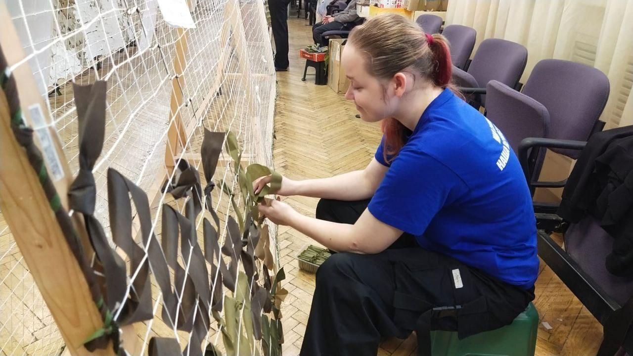 Активисты «Молодой Гвардии» в Фрязино продолжают изготовление маскировочных сетей для участников СВО