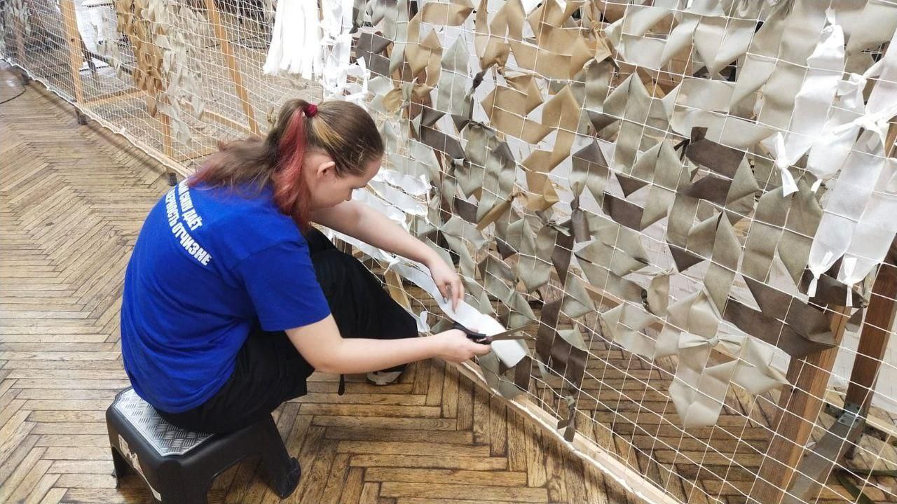 Активисты «Молодой Гвардии» в Фрязино продолжают изготовление маскировочных сетей для участников СВО