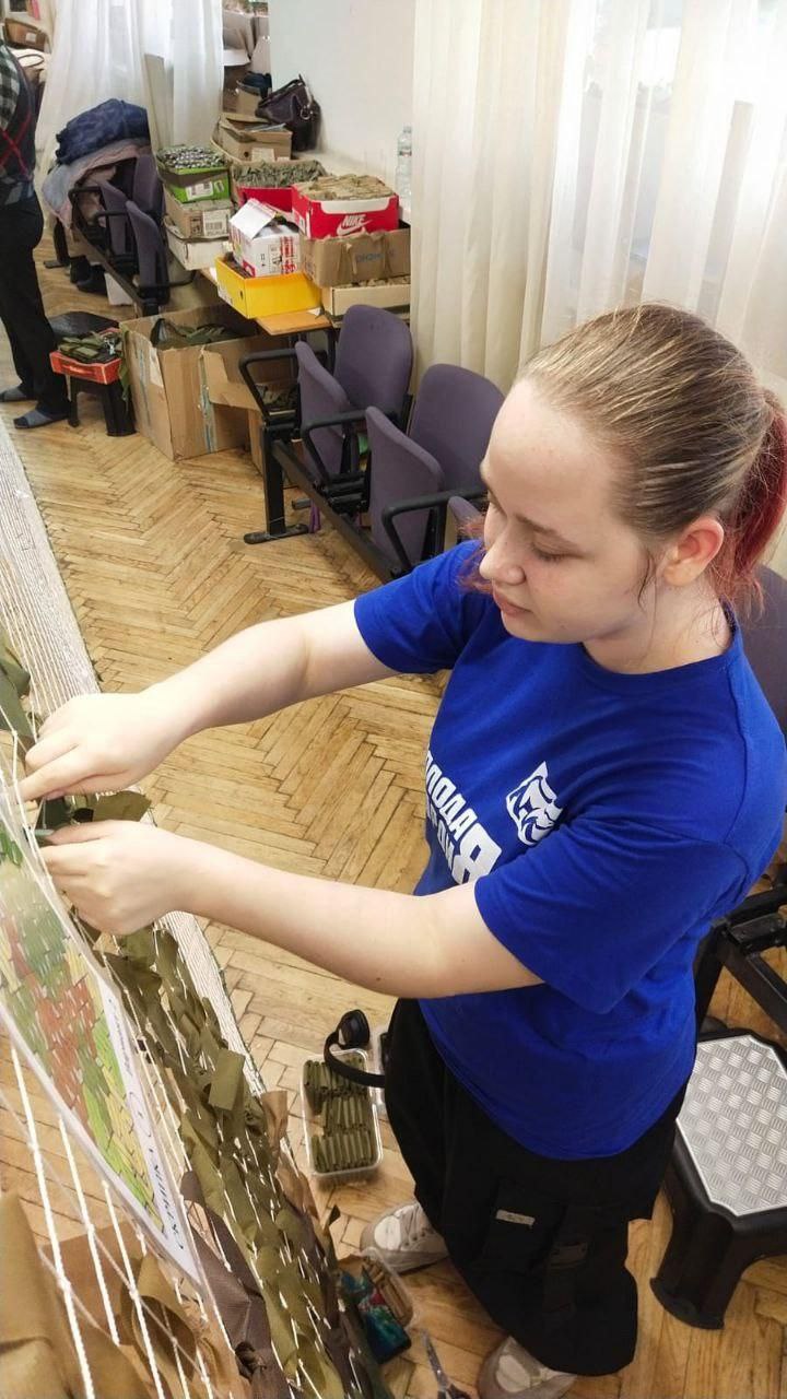 Активисты «Молодой Гвардии» в Фрязино продолжают изготовление маскировочных сетей для участников СВО