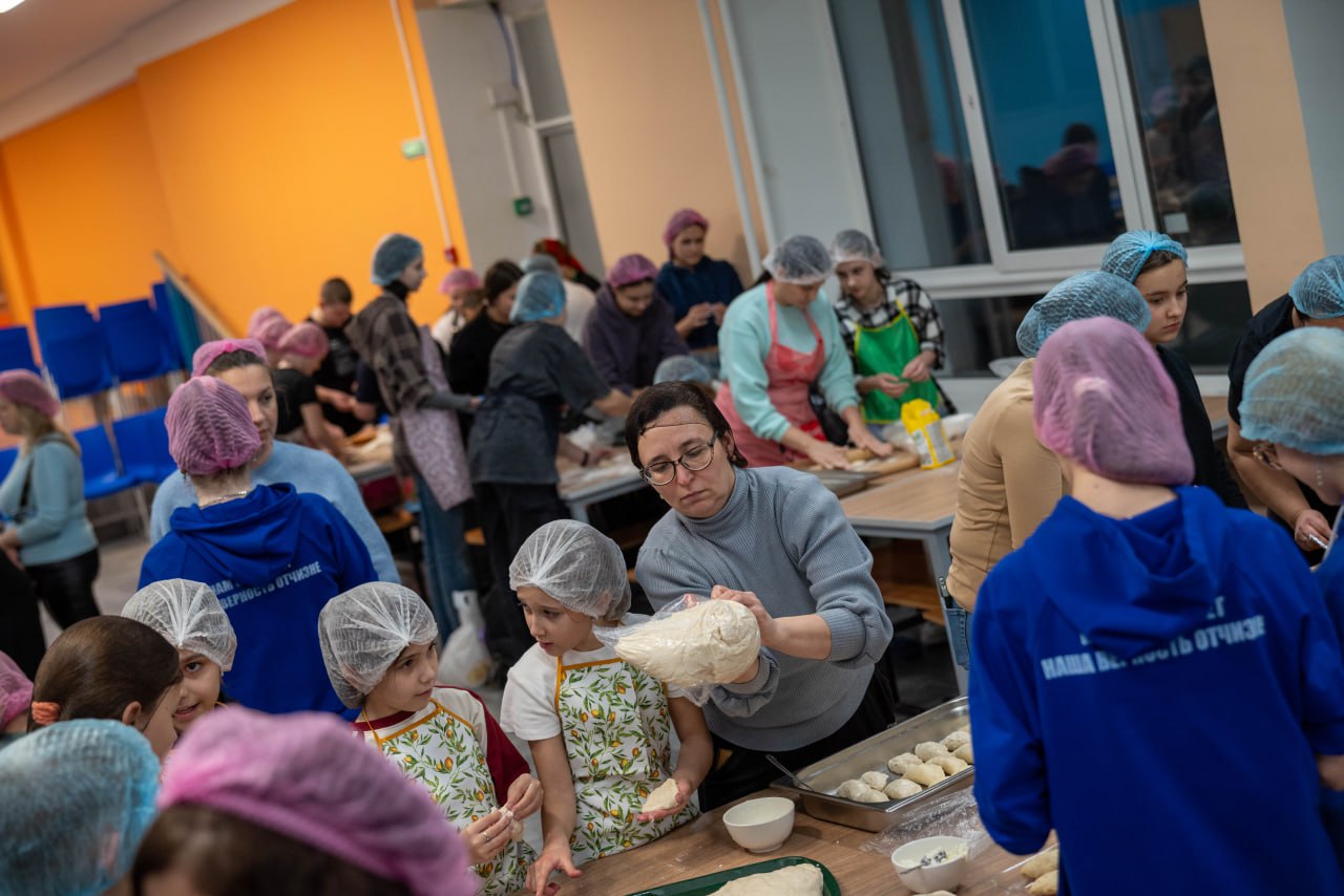 «Вкус заботы»: фрязинцы испекли порядка 400 пирожков для участников СВО