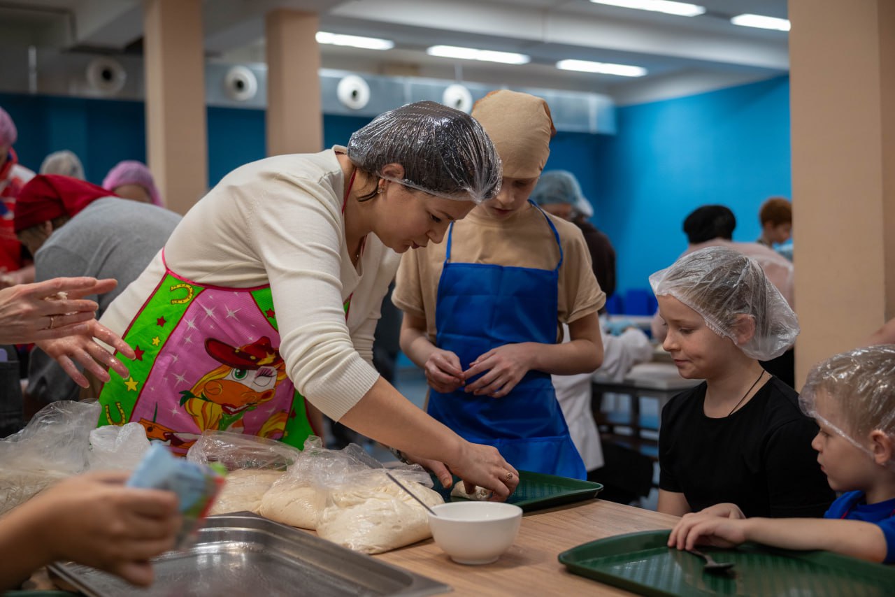 «Вкус заботы»: фрязинцы испекли порядка 400 пирожков для участников СВО