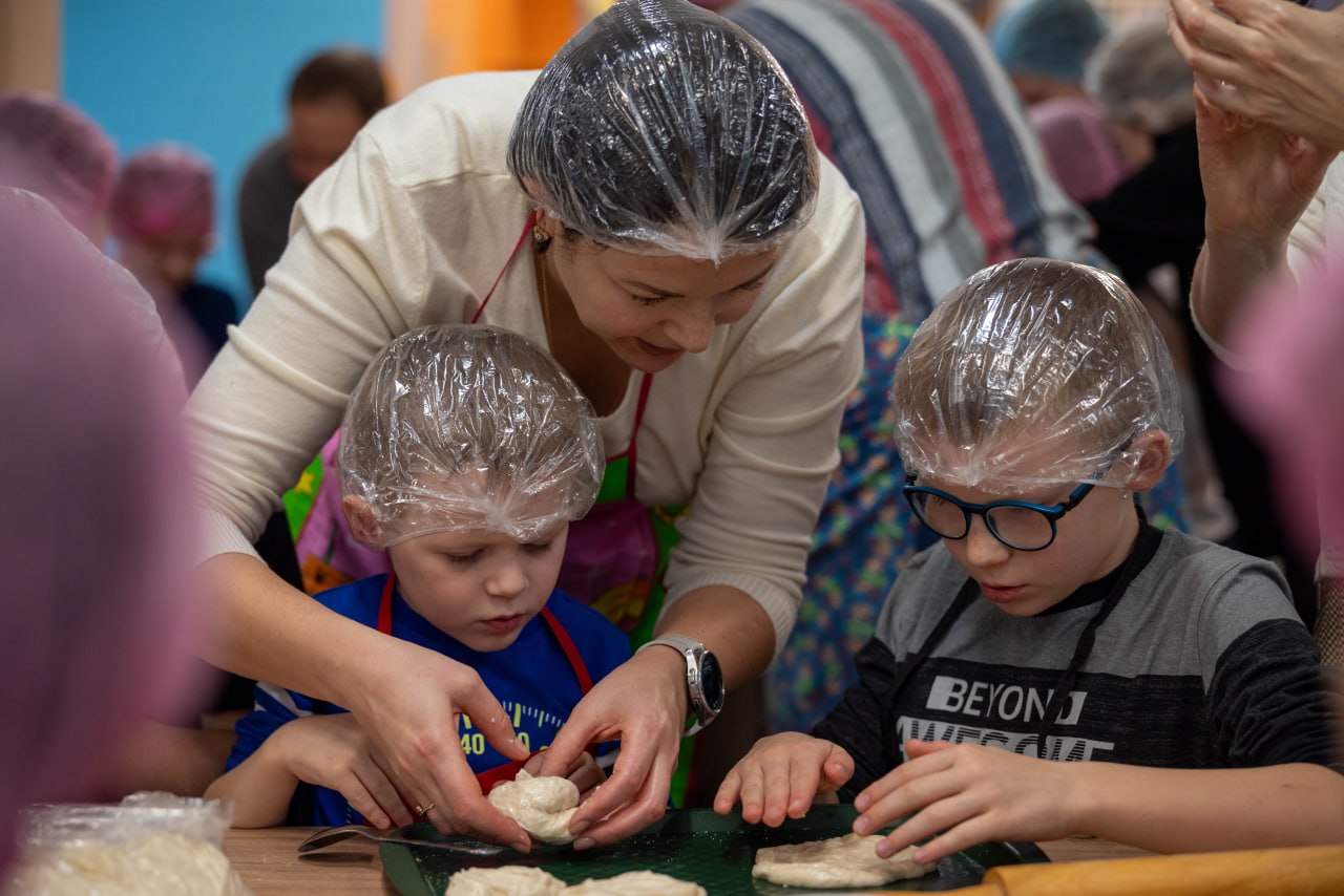 «Вкус заботы»: фрязинцы испекли порядка 400 пирожков для участников СВО
