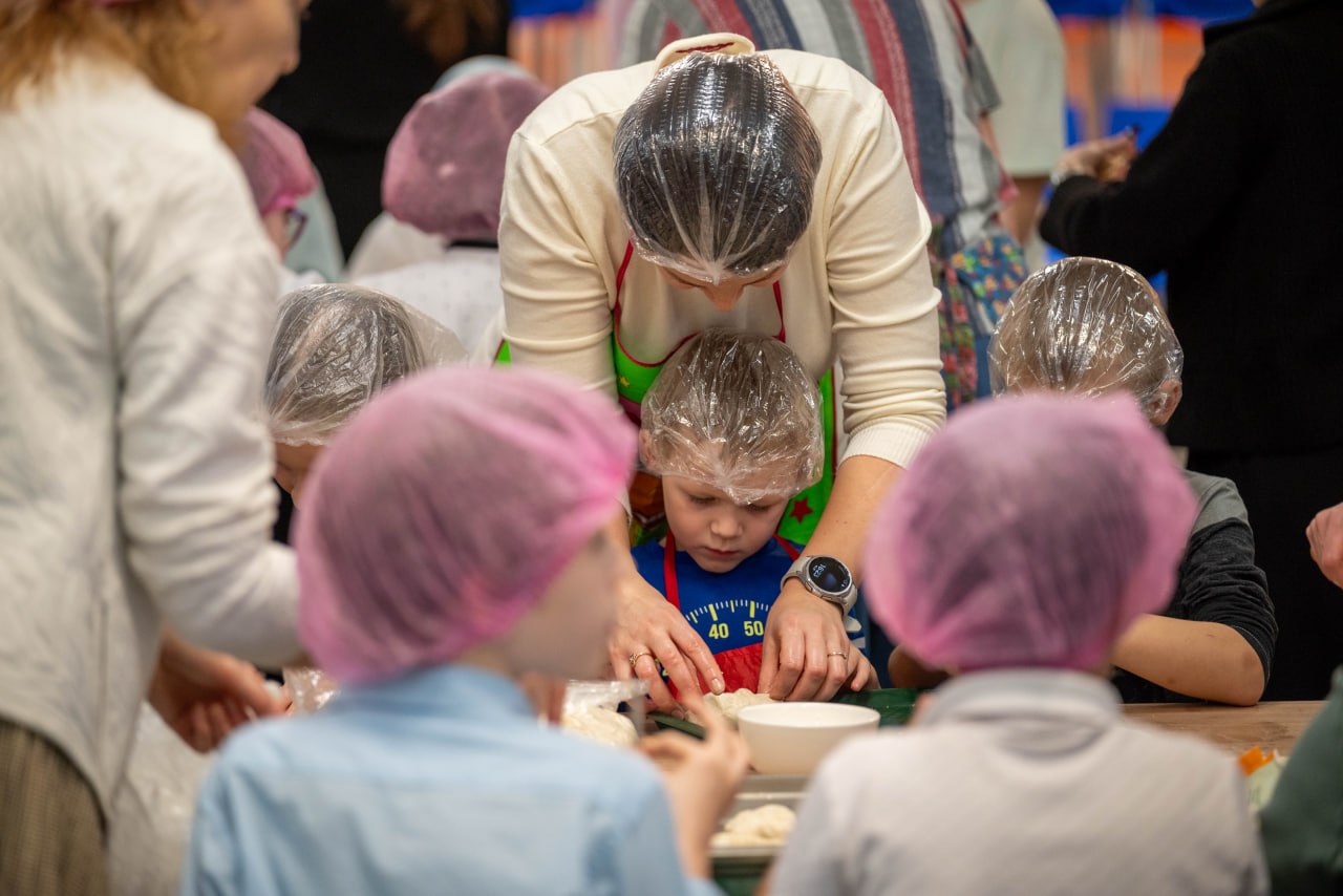«Вкус заботы»: фрязинцы испекли порядка 400 пирожков для участников СВО