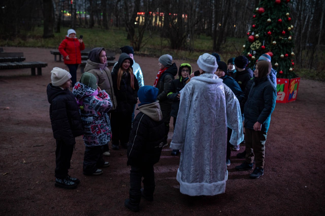 Во Фрязинском лесопарке в первый день зимы открылась резиденция Деда Мороза