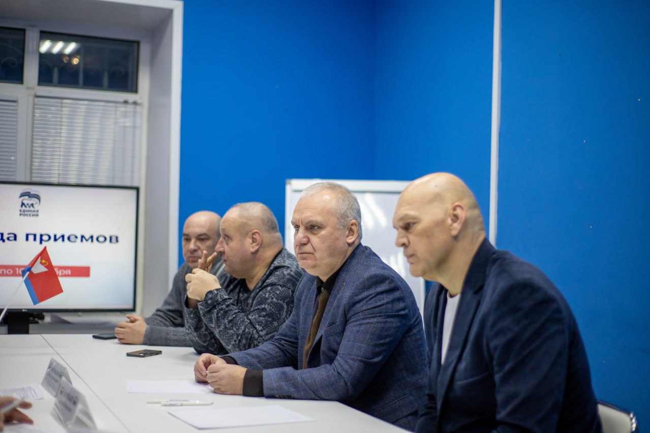 Глава городского округа Фрязино Дмитрий Воробьев вместе с председателем Совета депутатов Полиной Коноваловой и руководителем местного отделения «Единой России» Александрой Киреевой провели внеочередной прием граждан