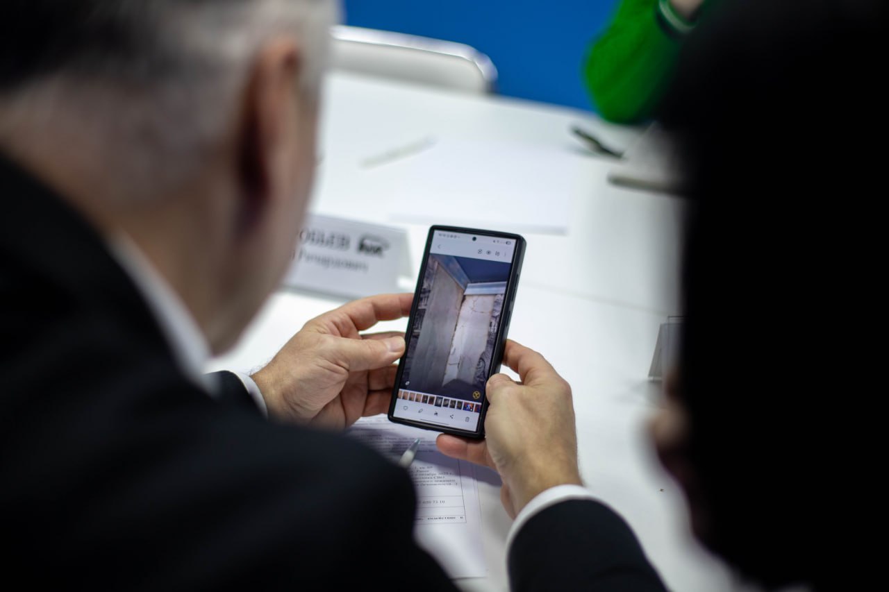 Глава городского округа Фрязино Дмитрий Воробьев вместе с председателем Совета депутатов Полиной Коноваловой и руководителем местного отделения «Единой России» Александрой Киреевой провели внеочередной прием граждан