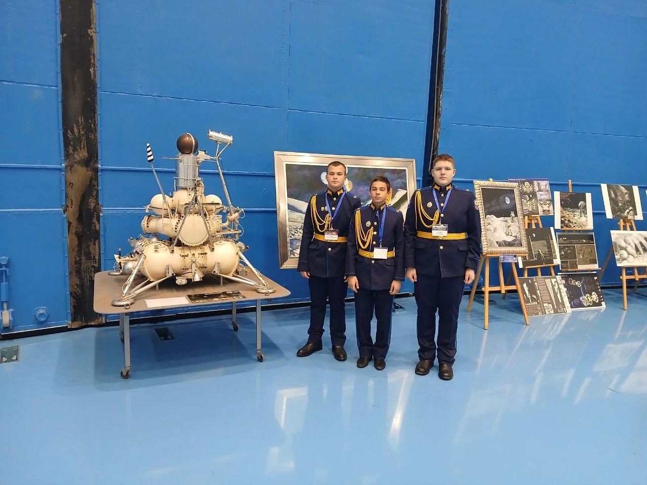 Кадеты из Фрязино представили стендовые модели космических кораблей на Международной конференции