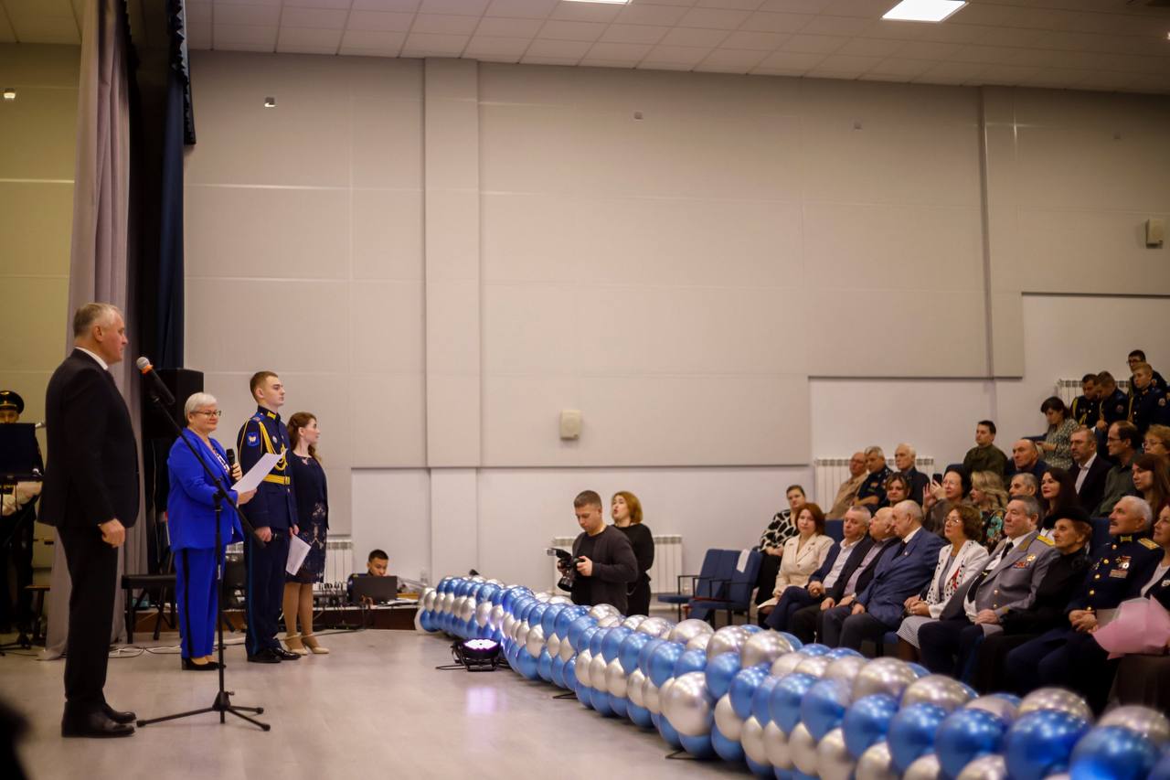 В нашем наукограде царит праздничная атмосфера — в стенах Кадетской школы-интерната с первоначальной лётной подготовкой имени А.И. Покрышкина отмечается 25-летний юбилей со дня основания этого легендарного учебного заведения