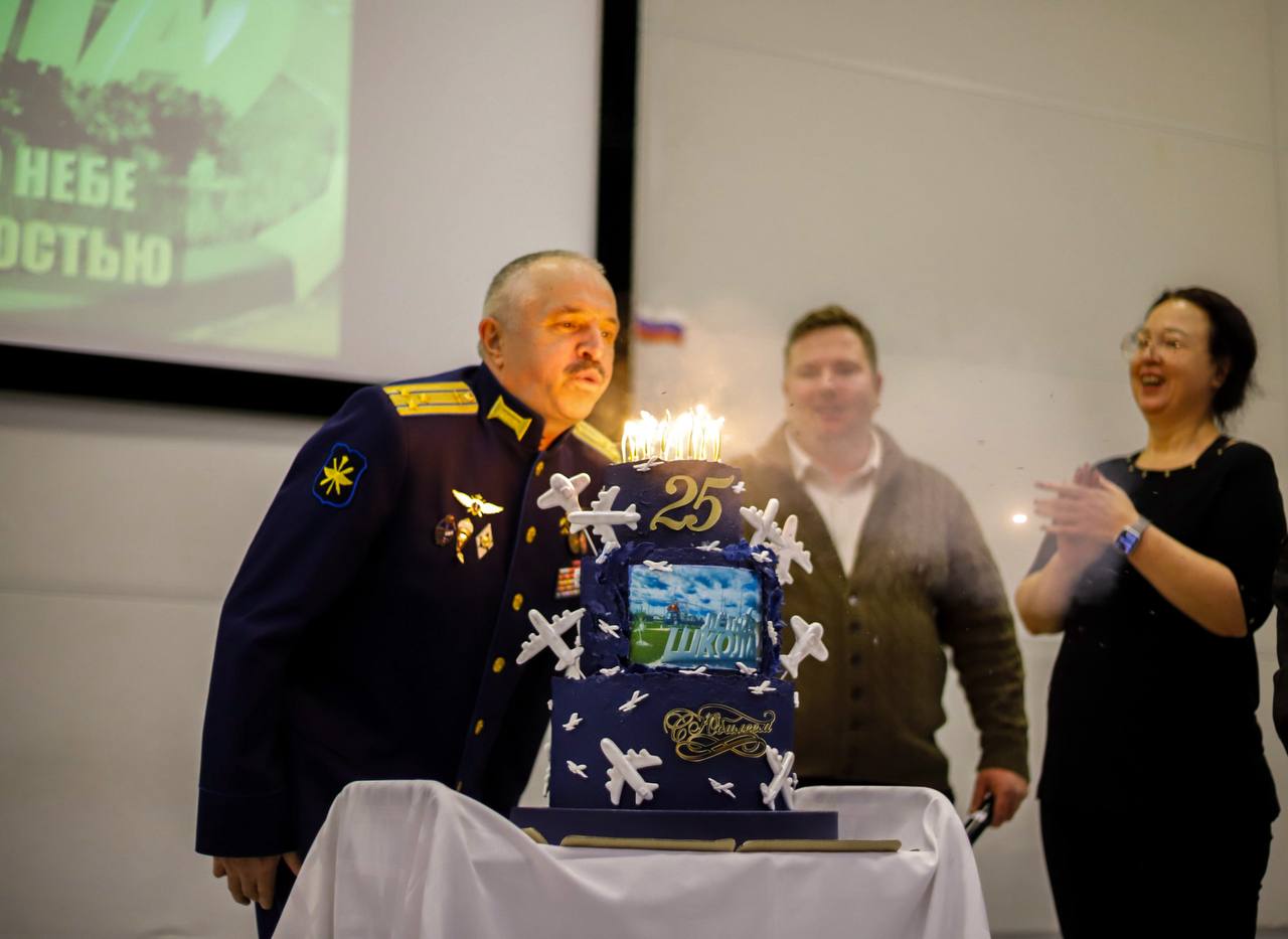 В нашем наукограде царит праздничная атмосфера — в стенах Кадетской школы-интерната с первоначальной лётной подготовкой имени А.И. Покрышкина отмечается 25-летний юбилей со дня основания этого легендарного учебного заведения