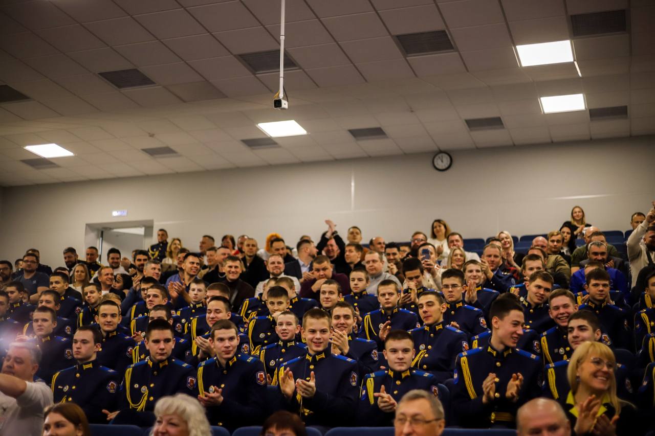 В нашем наукограде царит праздничная атмосфера — в стенах Кадетской школы-интерната с первоначальной лётной подготовкой имени А.И. Покрышкина отмечается 25-летний юбилей со дня основания этого легендарного учебного заведения