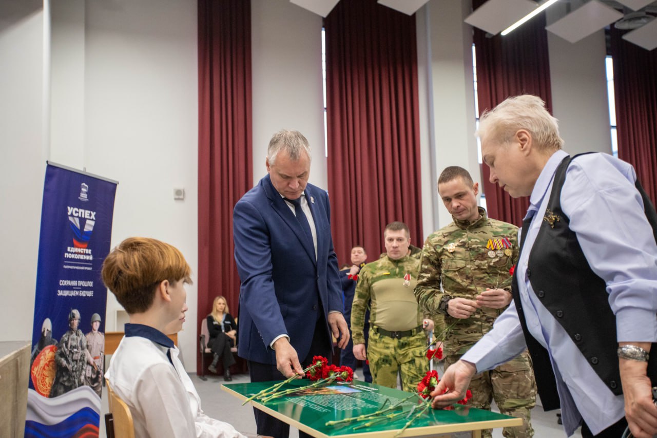В школе №1 состоялось торжественное открытие «Парты Героя» в память о воине Романе Шаповалове