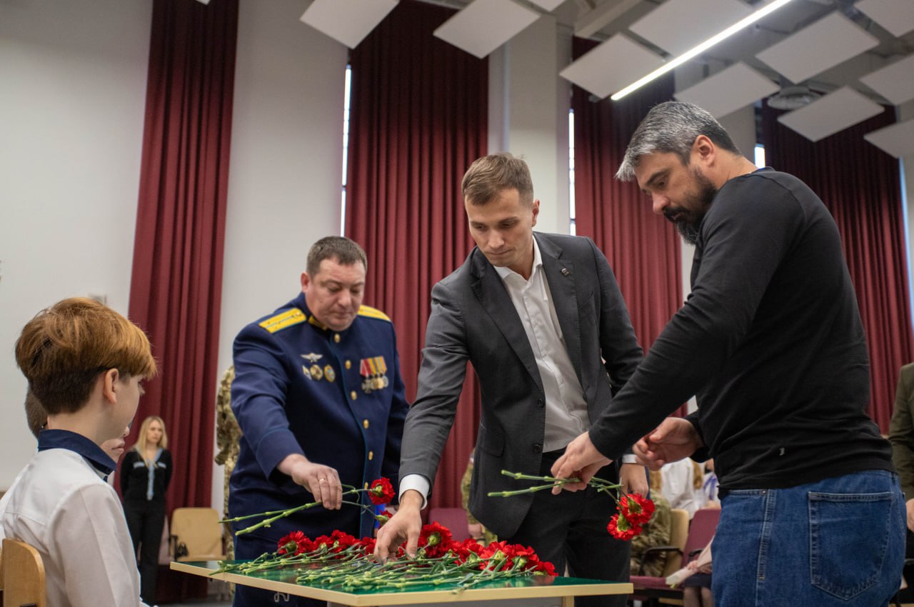 В школе №1 состоялось торжественное открытие «Парты Героя» в память о воине Романе Шаповалове