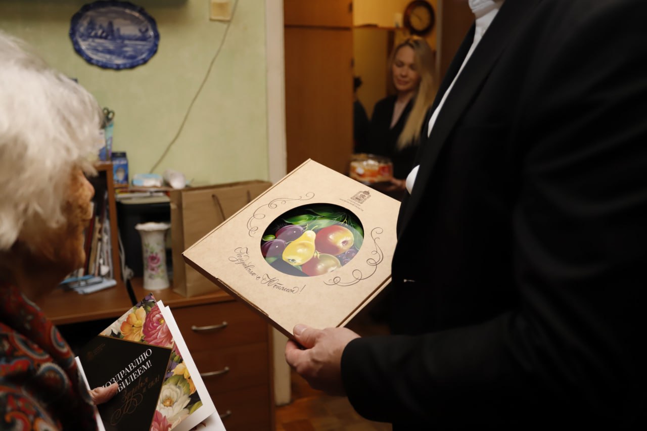 Глава городского округа Фрязино Дмитрий Воробьев лично поздравил с 95-летним юбилеем жительницу нашего округа, ветерана труда, супругу участника Великой Отечественной войны Марию Васильевну Хоточкину!