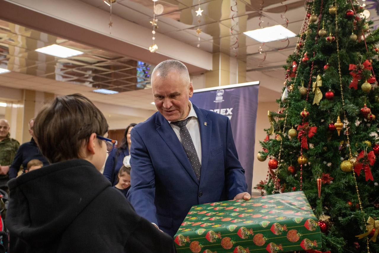 В преддверии Нового года по старой доброй традиции глава городского округа Фрязино Дмитрий Воробьев принял участие во всероссийской акции &laquo;Ёлка желаний&raquo; &mdash; мероприятие, которое уже восьмой год объединяет нас в стремлении подарить праздник тем, кто в нём особенно нуждается