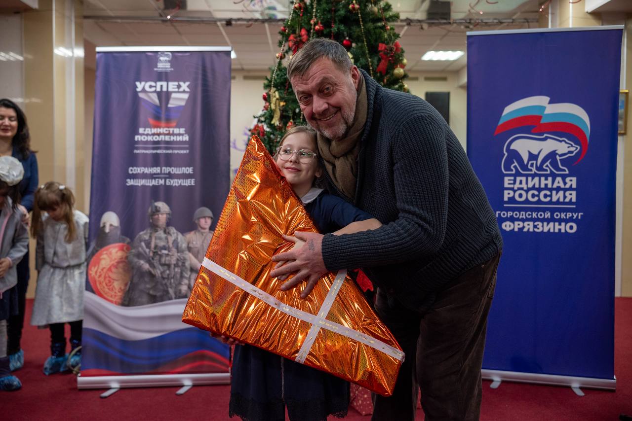 В преддверии Нового года по старой доброй традиции глава городского округа Фрязино Дмитрий Воробьев принял участие во всероссийской акции &laquo;Ёлка желаний&raquo; &mdash; мероприятие, которое уже восьмой год объединяет нас в стремлении подарить праздник тем, кто в нём особенно нуждается