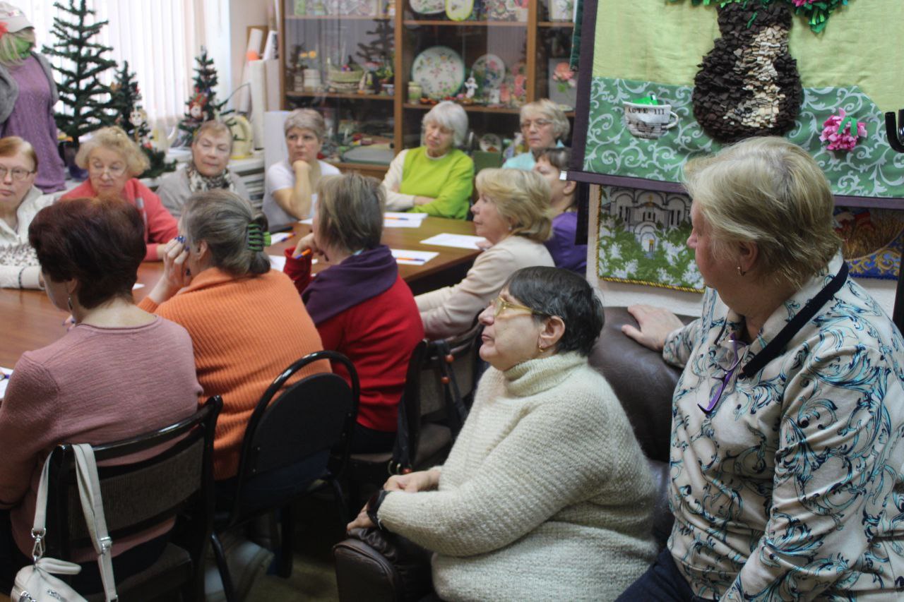 Заместитель главы городского округа Фрязино Антон Тропин совместно с руководителем Щёлковского отделения Газпромбанка Николаем Баженовым встретился с представителями старшего поколения в рамках программы &laquo;Активное долголетие&raquo;